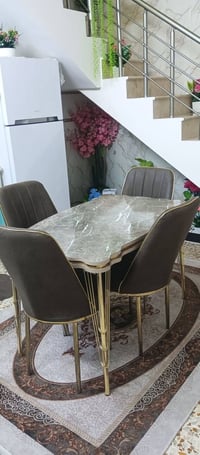 ميز طعام • ٤ كراسي • مستخدم