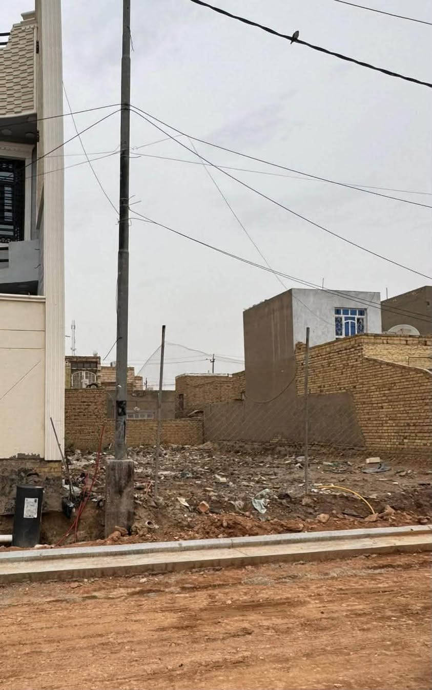 فرصة استثمارية وسكنية في الديوانية - حي الزهراء.. الأرض التي تبحث عنها جاهزة للبناء!

إذا كنت تخطط لبناء بيت العمر أو تبحث عن استثمار آمن ومضمون يرتفع سعره قريباً، فهذه فرصتك.

 الموقع المميز: الديوانية - حي الزهراء (المنطقة الواقعة خلف جامع أهل البيت) - موقع هادئ، راقٍ، وقريب من الخدمات الأساسية.

تبعد 1 كليو متر عن شارع الاسكان العام

 المساحة: 200 متر مربع (واجهة وأبعاد ممتازة لاستغلال كل شبر في التصميم).

 بنية تحتية كاملة وجاهزة:

المنطقة مخدومة بالكامل ولن تحتاج لانتظار المشاريع:

 شبكة إسالة ماء صافي.

 منظومة مجاري متكاملة وأرصفة.

 كابل ضوئي (إنترنت فائق السرعة واصل للمنطقة).

 ميزة إضافية: أعمال التبليط قريبة جداً (اشتري الآن بالسعر الحالي قبل الارتفاع المتوقع بعد التبليط!).

 السعر: 90 مليون دينار عراقي (وبي مجال بعد المعاينة).

       بالامكان بيع نصف 

 للتواصل المباشر والاستفسار (اتصال أو واتساب):

 ***********

 ***********

أو يمكنك مراسلتنا مباشرة عبر رسائل الصفحة.

[#عقارات_الديوانية](https://www.facebook.com/hashtag/%D8%B9%D9%82%D8%A7%D8%B1%D8%A7%D8%AA_%D8%A7%D9%84%D8%AF%D9%8A%D9%88%D8%A7%D9%86%D9%8A%D8%A9?__cft__[0]=AZbiRnX_TE29guc7xMUXI-zDlG6__MmLY_YscRUu03aZwM5Pm1vxOzQD6EkjIRjIBdN6GkrdyI0tX4QBoWq9_86djYez_77SP14VUTgD0ld5l0pWhx8hBcehdLBPD3uAzDaFWmowSwYdd2XmIld6I_WVVZYeFxFypL-UnfmewHXnnA&__tn__=*NK-R) [#حي_الزهراء](https://www.facebook.com/hashtag/%D8%AD%D9%8A_%D8%A7%D9%84%D8%B2%D9%87%D8%B1%D8%A7%D8%A1?__cft__[0]=AZbiRnX_TE29guc7xMUXI-zDlG6__MmLY_YscRUu03aZwM5Pm1vxOzQD6EkjIRjIBdN6GkrdyI0tX4QBoWq9_86djYez_77SP14VUTgD0ld5l0pWhx8hBcehdLBPD3uAzDaFWmowSwYdd2XmIld6I_WVVZYeFxFypL-UnfmewHXnnA&__tn__=*NK-R) [#أرض_للبيع](https://www.facebook.com/hashtag/%D8%A3%D8%B1%D8%B6_%D9%84%D9%84%D8%A8%D9%8A%D8%B9?__cft__[0]=AZbiRnX_TE29guc7xMUXI-zDlG6__MmLY_YscRUu03aZwM5Pm1vxOzQD6EkjIRjIBdN6GkrdyI0tX4QBoWq9_86djYez_77SP14VUTgD0ld5l0pWhx8hBcehdLBPD3uAzDaFWmowSwYdd2XmIld6I_WVVZYeFxFypL-UnfmewHXnnA&__tn__=*NK-R) [#استثمار_عقاري](https://www.facebook.com/hashtag/%D8%A7%D8%B3%D8%AA%D8%AB%D9%85%D8%A7%D8%B1_%D8%B9%D9%82%D8%A7%D8%B1%D9%8A?__cft__[0]=AZbiRnX_TE29guc7xMUXI-zDlG6__MmLY_YscRUu03aZwM5Pm1vxOzQD6EkjIRjIBdN6GkrdyI0tX4QBoWq9_86djYez_77SP14VUTgD0ld5l0pWhx8hBcehdLBPD3uAzDaFWmowSwYdd2XmIld6I_WVVZYeFxFypL-UnfmewHXnnA&__tn__=*NK-R) [#عقارات_العراق](https://www.facebook.com/hashtag/%D8%B9%D9%82%D8%A7%D8%B1%D8%A7%D8%AA_%D8%A7%D9%84%D8%B9%D8%B1%D8%A7%D9%82?__cft__[0]=AZbiRnX_TE29guc7xMUXI-zDlG6__MmLY_YscRUu03aZwM5Pm1vxOzQD6EkjIRjIBdN6GkrdyI0tX4QBoWq9_86djYez_77SP14VUTgD0ld5l0pWhx8hBcehdLBPD3uAzDaFWmowSwYdd2XmIld6I_WVVZYeFxFypL-UnfmewHXnnA&__tn__=*NK-R)
