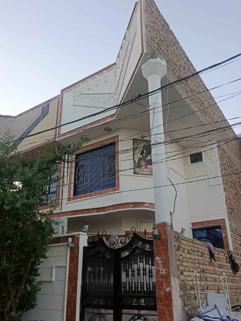 بيت ١٠٠متر للبيع حي النداء ب٥٩ صب كونكريت طابقين دبل فاليوم كامل مكمل 
استقبال ومطبخ وصاله وغرفه وحمامات داخليه وخارجيه والطابق الثاني ٣غرف وحمام سيراميك كاشي سقوف ثانويه 
بصف الركن قرب شارع ١٥ ومدرسة حسن نصرالله السعر ١١٥ 
***********
