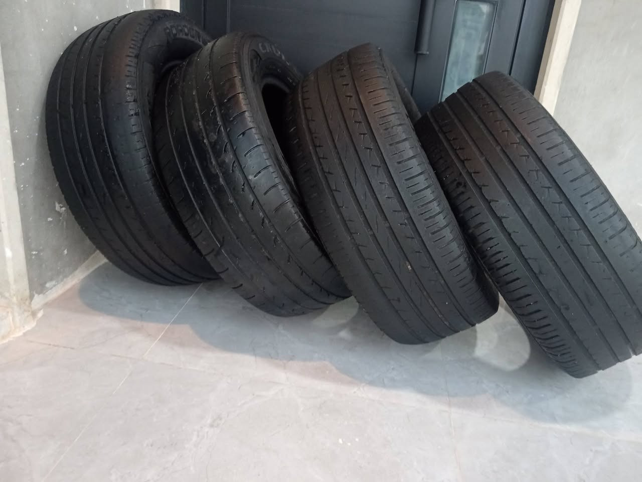 #مستعمل نص عمر نظيف شرط مابي عوج حجم 225-60-15 مال بيم حجم 500... بيها اثنين بيها حشوه بسيطه وواحد شويه يختلف عن البقية... موجود في موصل-زمار ابيعهم كلهم 50 الف وماعندي توصيل هو يجي يشيلها من البيت.. تواصل مع وتساب
***********
