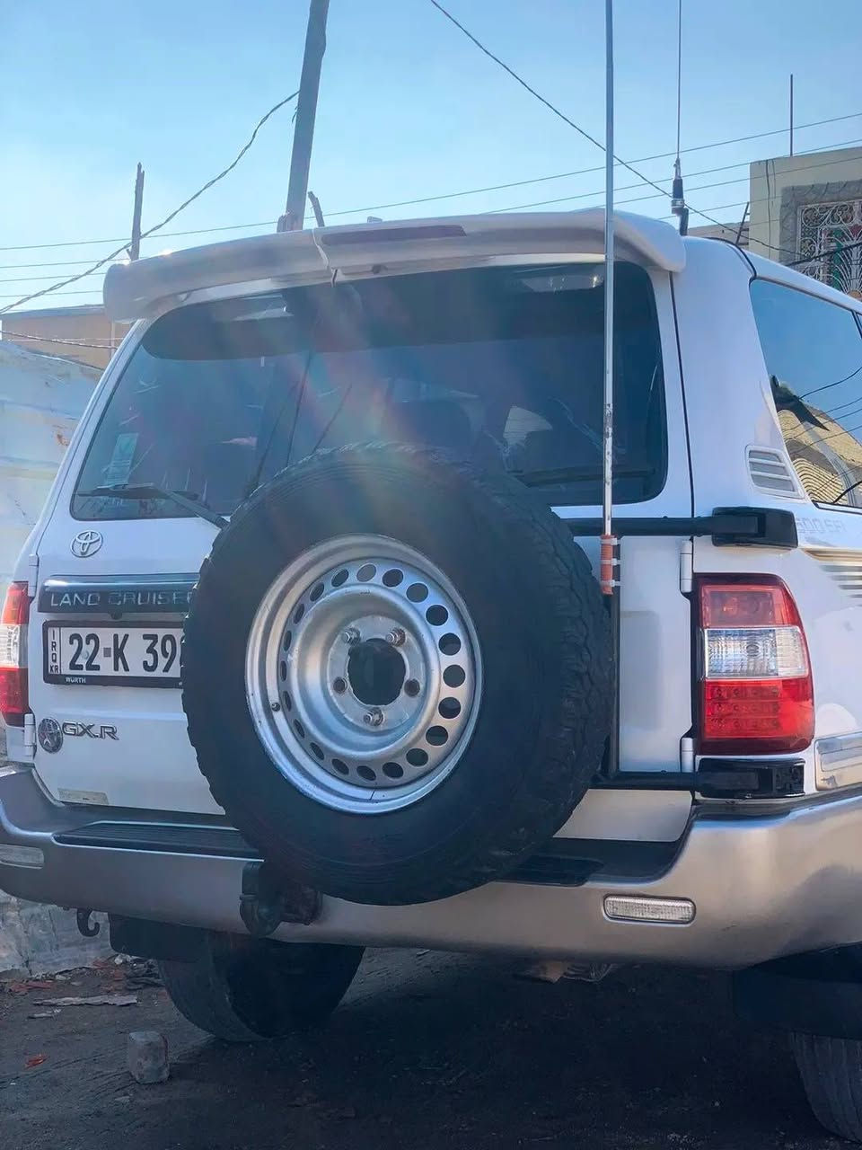 سلام عليكم لاندكروزر موديل 2003
دبل تانكي
سبير علاك 
جام كهربائي 
گير ومحرك ودفلوك عل شرط 
حداديه نضيفه
 تبريد تلث قطع 
منضومه زنون 
تخم تاير بالون 
عنوان نجف ***********
