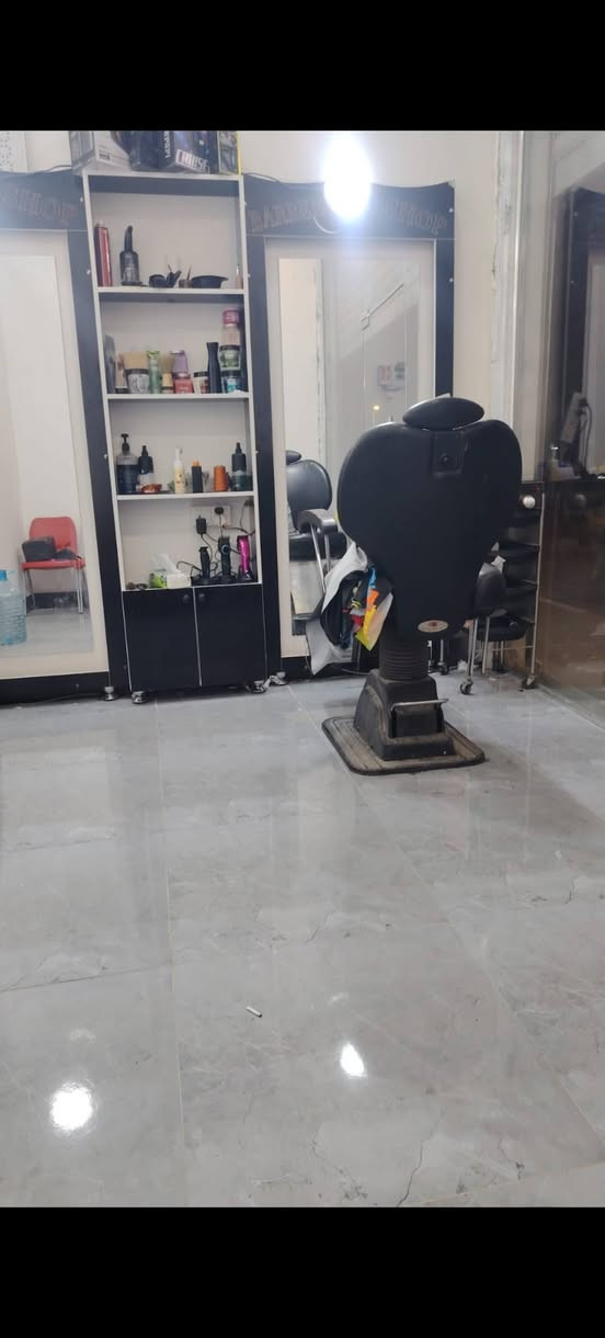 مرايات ثنين مع فاترينه ماع كرسي حلاقه للبيع السعر 350 الف عنوان الزبير رقم التلفون ***********

نص مكتوب في الصور:
- أنت
- ٢٩ آب، ٧:١٩ م
- رد
