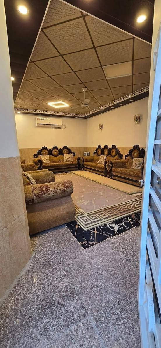 بيت للبيع مساحه 200 متر  طابو زراعي سند ٢٥ اقرار محكمه يتكون من طابقين الاول ٢ غرف نوم مع صاله كبيره واستقبال كبير ومطبخ و٢حمامات و٢ صحيات طارمه تسع سياره وحديقة ودرج خارجي الطابق الثاني يتكون من ٢ غرف نوم وحده منهن سويت مع صاله كبيره وسطح كبير البيت اعكاده السعر 115 للاستفسار الاتصال على الرقم ‏‪***********‬‏  موقعه بدايه شارع سيد اسماعيل الفرع الرابع الخدمات ماء خط مولده كهرباء مجاري اسواق
