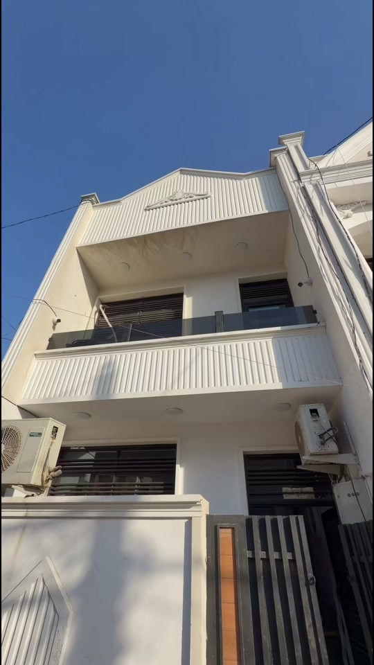 🏠 بيت 75م للبيع – رابع بيت عن الشارع الرئيسي 💰 السعر جداً مناسب 🛋️ يباع مع الأثاث كامل المحتويات: 🔹 الاستقبال 🔹 مطبخ 🔹 خدمات صحية 🔹 منور 🔹 غرفة نوم الطابق الثاني: 🔹 غرفتين نوم 🔹 خدمات صحية الطابق الثالث: 🔹 بيتونة 🔹 سطحين 📞 للاستفسار: *********** 📌 للحصول على جميع التفاصيل، علق برقم 1 وتابع الصفحة
