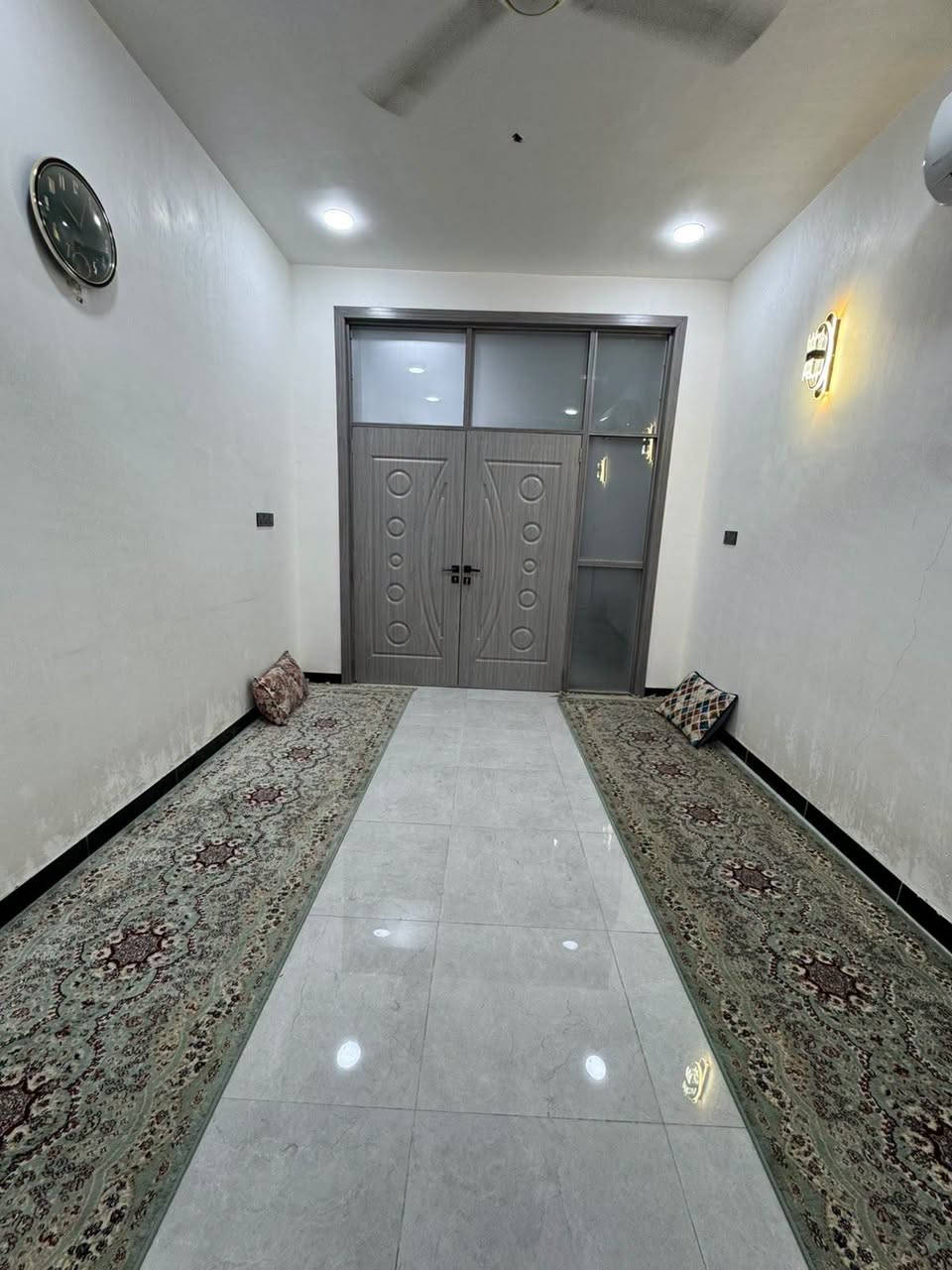 دار للبيـــــــــــــــــــع بناء حديث في الحله نادر الاولى حي الزيتون 

المساحــــــة  112متر طابو زراعي سند 25

          تفــاصيـل الــــدار بناء حديث 

الطابــــــــــق_الأرضـــــــــــــي

غـــرفه نـــوم وصاله وكليدور ومطبخ ومجمع صحيات وكراج 

الطابـــــــــق_الثانــــــــــــــــي

غـــرفتين نـــوم وكليدور ومجمع صحيات
 
عرض الشارع 10متر كافة الخدمات 

للاستفسار الاتصال ***********
***********
مراجعة مكتب سومر للعقار نادر الاولى على الشارع الخدمي قرب حسينيه حنتوش
