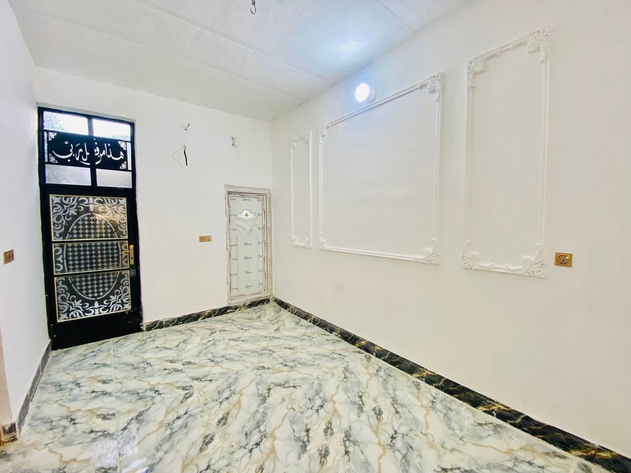 السلام عليكم
دار للبيع مساحه  75 متر الدار يحتوي على غرفه او صاله او مطبخ واستقبال او صحيات يعني شنو يعني خريطه 100 متر الاساس طابوك البناء طابوك والسكف عكاده البيت جاهز من كلشي يعني ما تخسر شي بس غراضك اجيبهن

 السعر (23) او بي مجال بسيط

 العنوان/ البراكيه /شارع المطار القديم /فرع انشائيه السعبري  
للاستفسار  مكتب المهندس 
***********
***********
