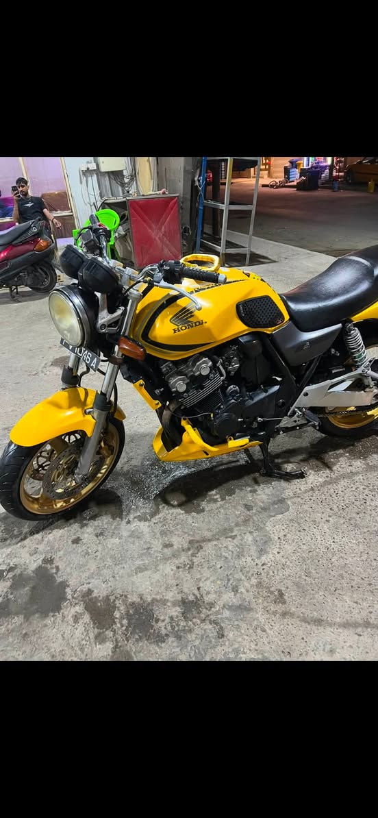 السلام عليكم CB400 جيل ثاني كفاله عامه دراجه قبل شهرين نازل رمبه🪬💛
دراجه كفاله من طول لطول اي نقص مابيه دراجه تجي تشوف بعينك جداده مكينه وكفر وكير خير من الله كلش قويه وحلوه مال جناي دهن قبل يومين مبدل بانزين كله محسن دراجه كلهه بلاد تجي وتكلب حد متقتنع اي استفسار اني حاضر مكان بغداد الكريعات رقمي ***********
