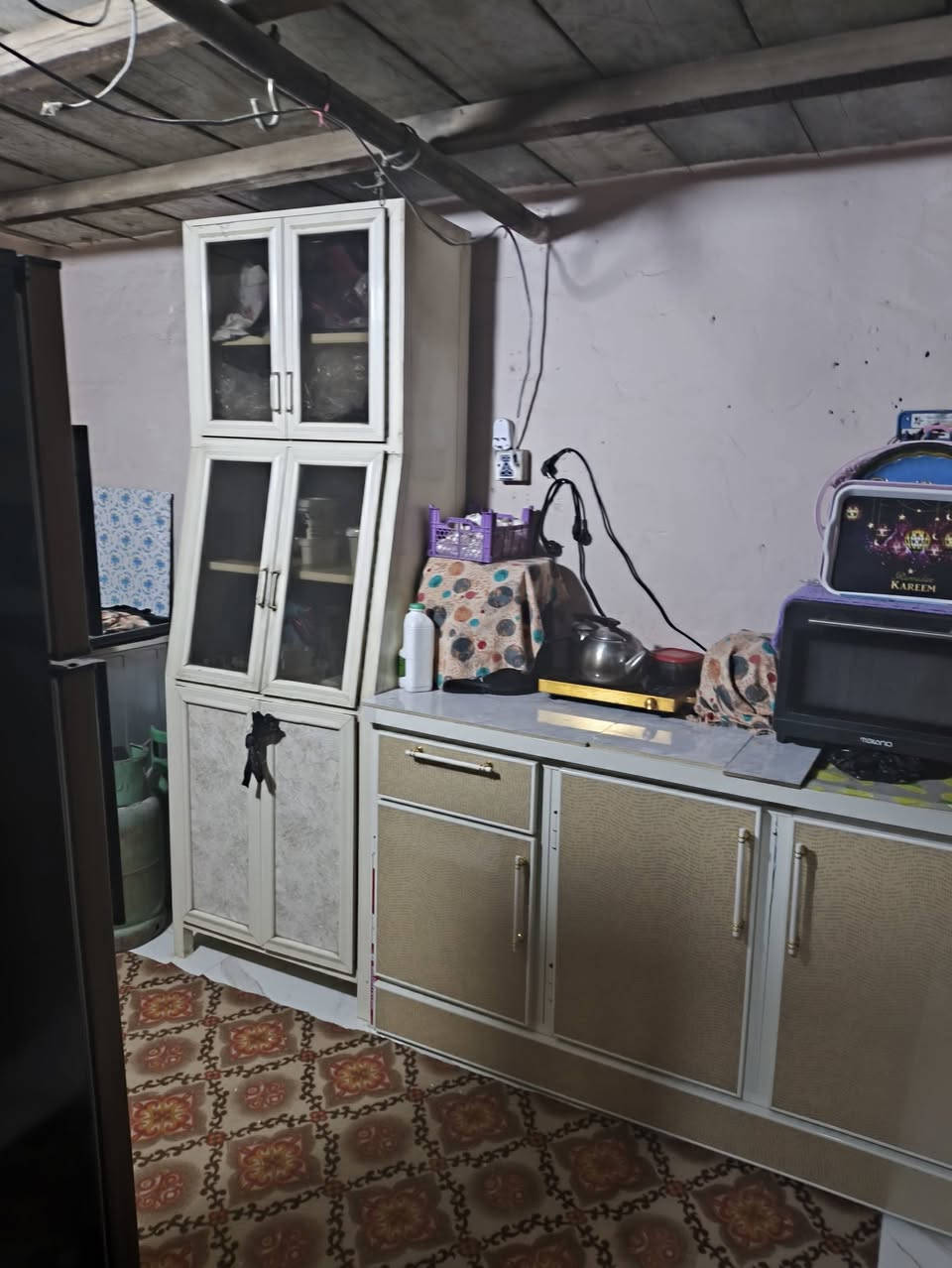 بيت تجاوز للبيع مساحه 275بي غرفتين وصاله ومطبخ وحمامات وترك وره البيت وحوش وديوان ومحل     السقف جينكو وارضيه سيراميك الزبير حي الحكيم بشارع مدرسة القتال السعر 18وبي مجال ***********
