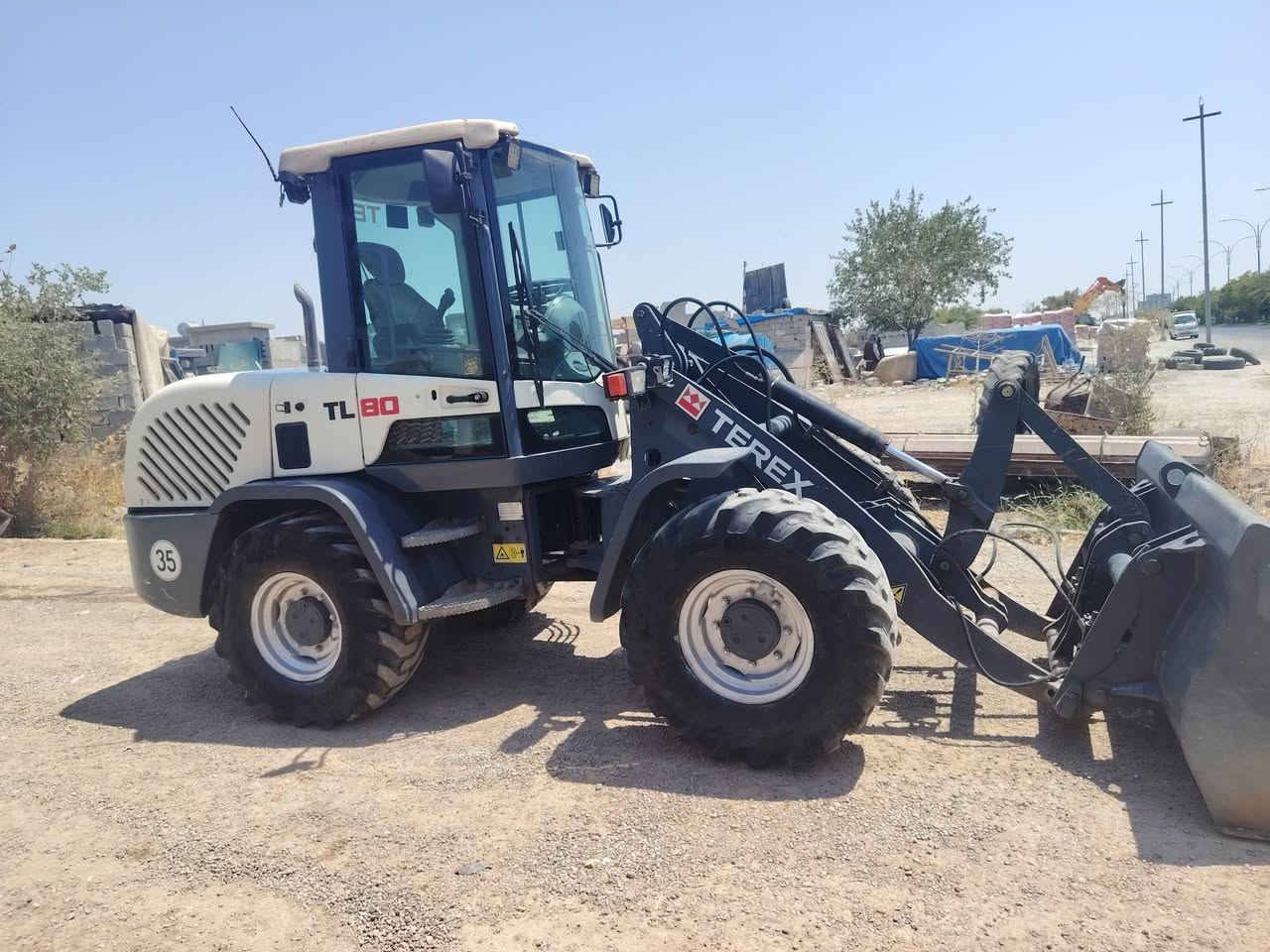 TEREX/للبيع 
2011 موديل 
تبريد بلادي 
اكسل كبير 3 طگات 
مشتغل 7600 ساعة
طخم تاير جديد 
مكان كركوك سعر 290 $
مع المجال رقم سليمانيه 
حصة گاز
***********
