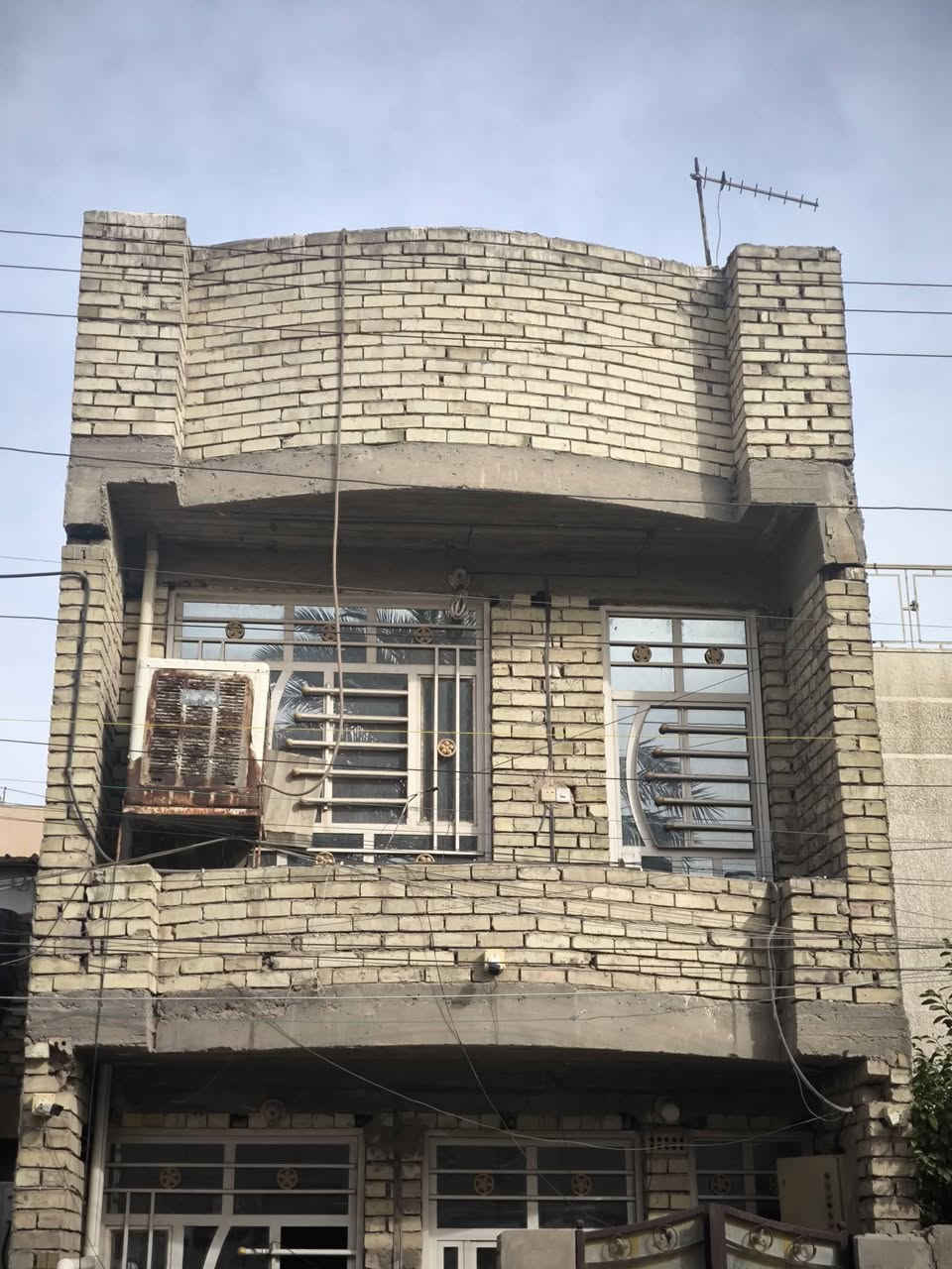دار مشتمل للبيع في منطقة الشعب قرب مدرسة آمنة بنت وهب الابتدائية
المساحة ٥٥ م
الواجهة ٤م و٦٠ سم / منفذين للبيت 
النزال ١٣ م
سنة البناء ٢٠١٧
طابو ملك صرف
صالح للسكن والاستثمار
السعر ١١٨ مليون وقابل للتفاوض 
للتواصل /***********
