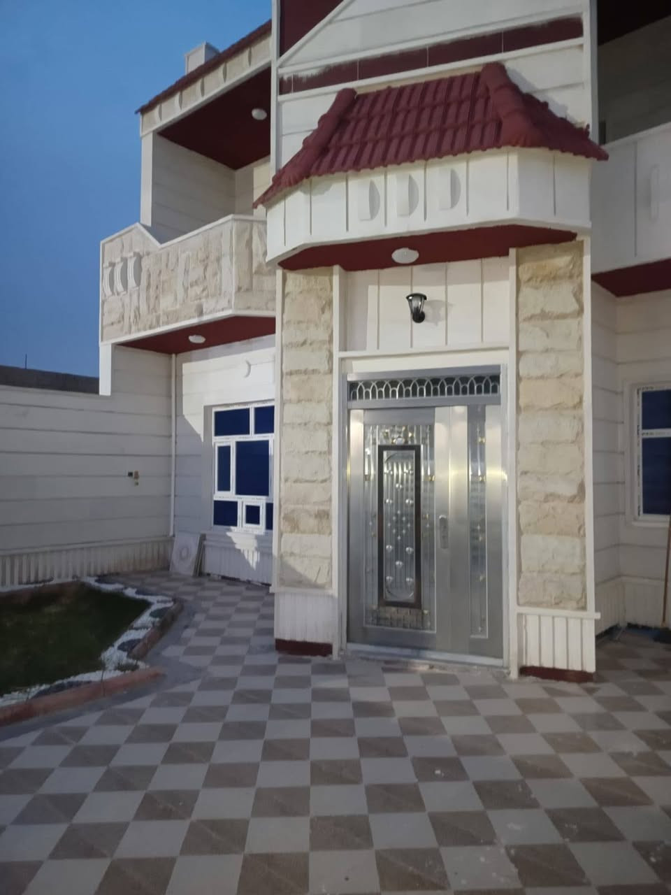 بيت طابقين • ٣٠٠م • ٤ غرف نوم