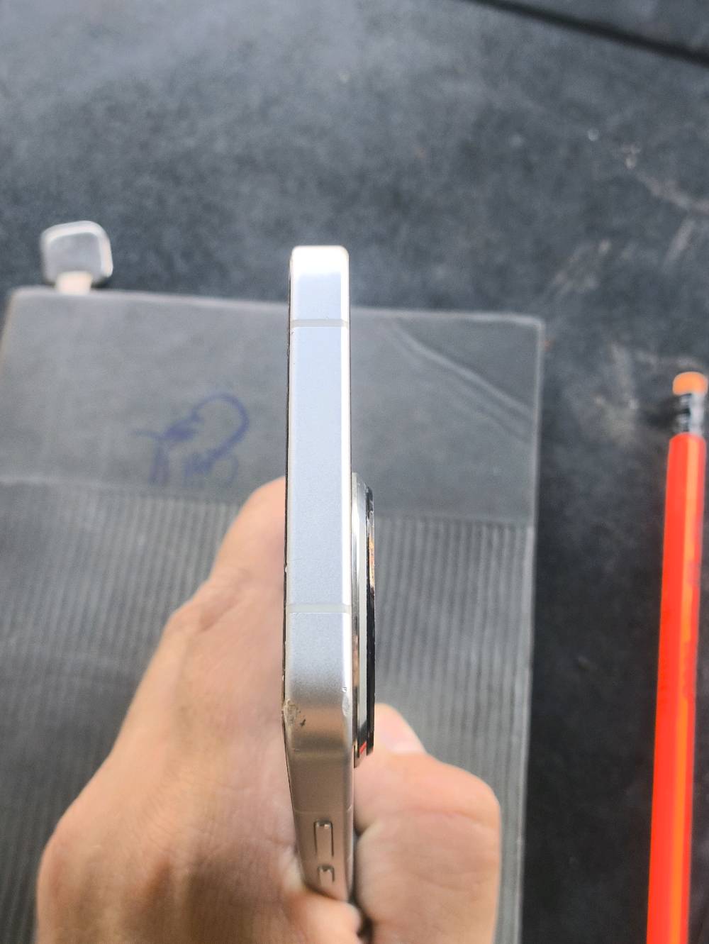 🔥 للبيع POCO F7 Pro 🔥
📱 POCO F7 Pro — قوة فلاجشب بسعر مميز
المواصفات:
🚀 المعالج: Snapdragon 8 Gen 3 بدقة تصنيع 4nm
💾 الرام: 12GB
💽 الذاكرة: 256GB أو 512GB حسب نسختك
🖥️ الشاشة: 6.67" Flow AMOLED
🎯 الدقة: 2K (3200×1440)
⚡ التحديث: 120Hz
☀️ سطوع يصل إلى 3200 nits
🎮 لمس سريع يصل إلى 2560Hz بوضع الألعاب
📸 الكاميرا الرئيسية: 50MP مع OIS
📷 كاميرا واسعة: 8MP
🤳 السيلفي: 20MP
🔋 البطارية: 6000mAh
⚡ شحن سريع 90W
💦 مقاومة ماء وغبار IP68
🔐 بصمة فوق صوتية داخل الشاشة
📡 يدعم 5G
🎮 أداء قوي جداً للألعاب والاستخدام الثقيل. 

السعر (450)بيه مجال 
الحاله (مستعمل نضيف)
وكع من جيبي بيه فطر باكلاس فطر بالضهر وفطر بالكامر بس مائثر 
الموقع صلاح الدين تكريت
