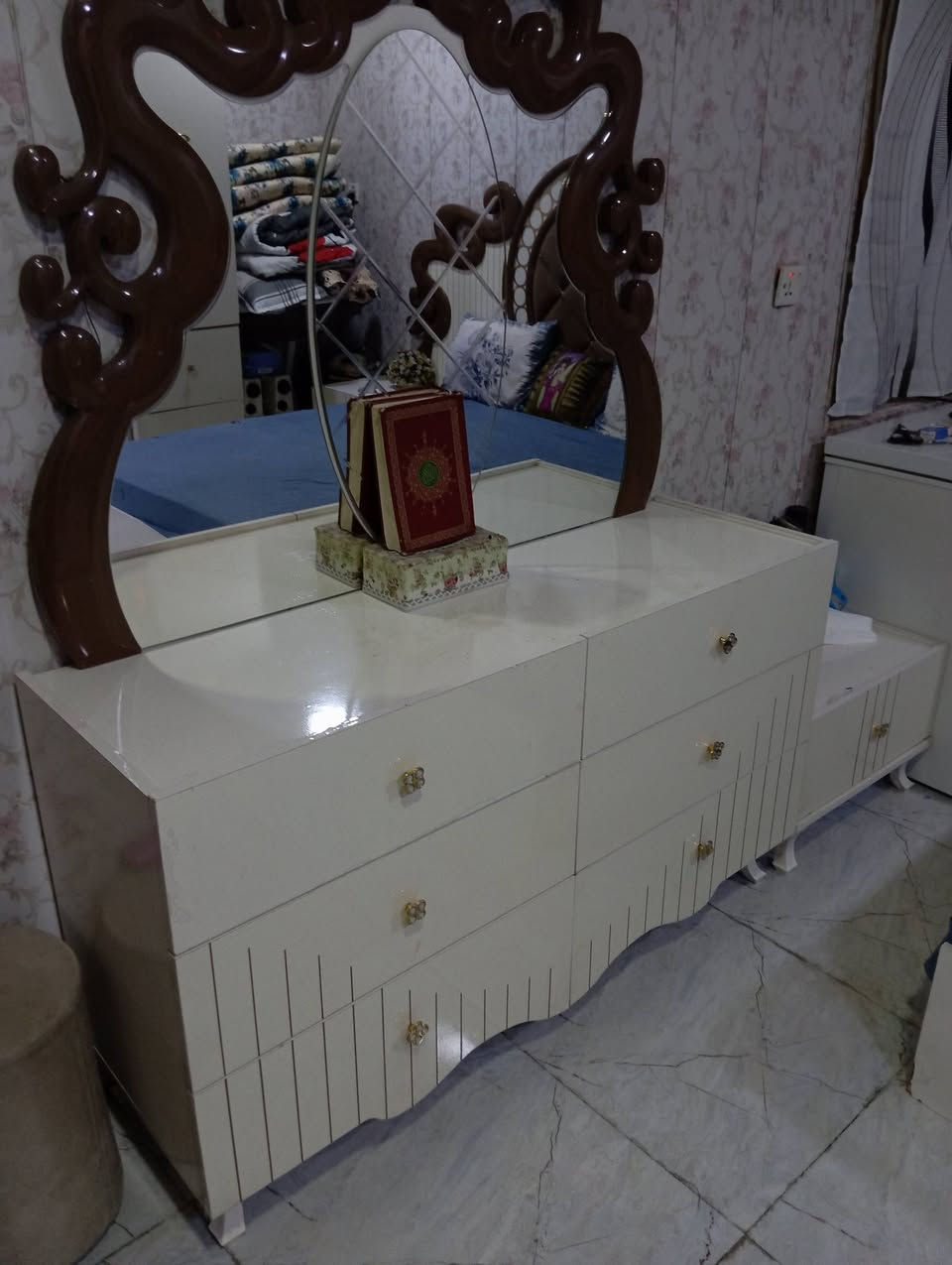 غرفه نوم كامله + قطعه مثل المخزن مال مفارش و غيرها ما مصورها، السعر المطلوب 750الف
الرقم: ***********
