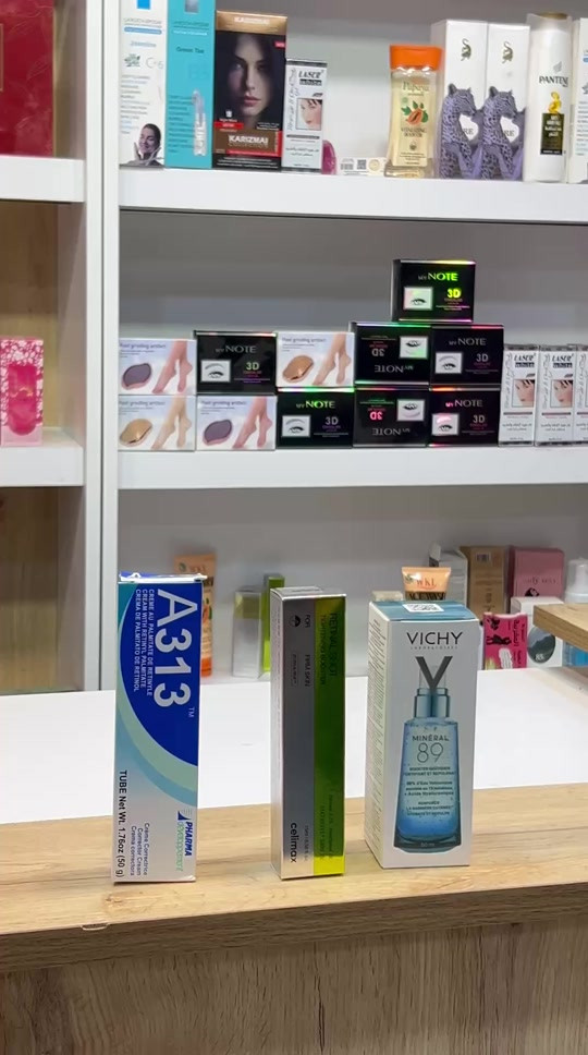مستحضرات تجميل • مكياج