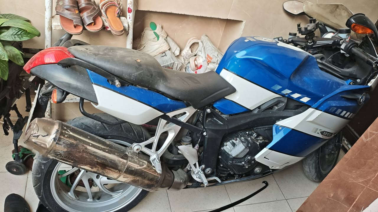 السلام عليكم bmw k1200s للبيع 2008
الدراجه كلشي ما ناقصها غير كلتشات وتبديل باتري 
للبيع ب22ومجالها كلش بسيط او مراوس حسب القناعه 
التواصل ***********
بي واتساب
