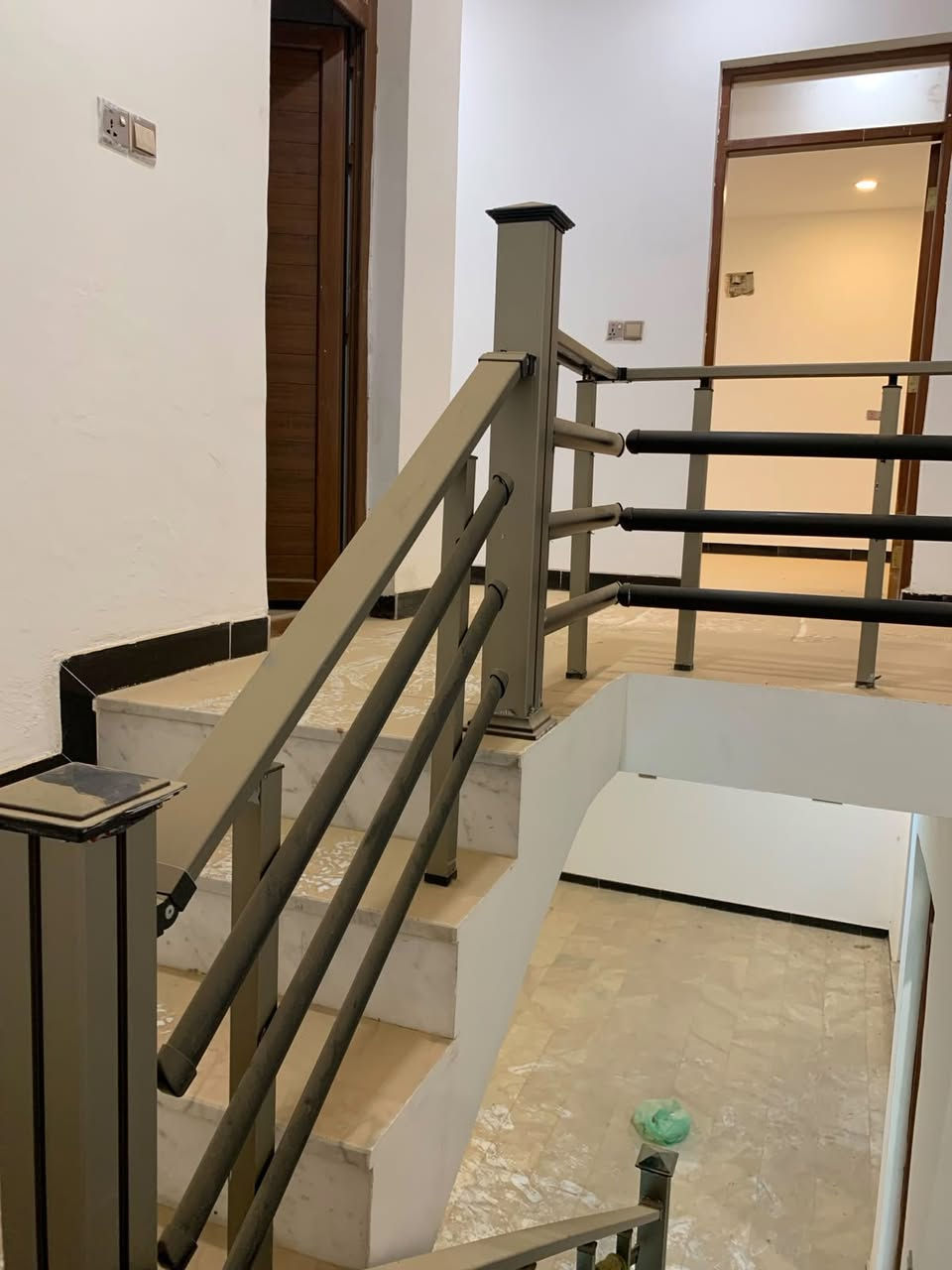 إعادة نشر بعد تحديث السعر
🏡 دار للبيع في مجمع جوهرة بغداد – حوراء بغداد
📍 الدورة / الزنبرانية – بلوك17
⭐ موقع ركن وعلى شارع 40 متر
☀️ نظام شرقي
🔹 المساحة: 200 م²
🔹 الواجهة: 10م
🔹 النزال: 20م
🔹 البناء: طابق ونصف
البيت يتضمن:
3 غرف نوم
صالة وهول واسع
مطبخ
كراج سيارة
حديقة أمامية وخلفية
✅ موافقة التنازل موجودة
✅ البيت جاهز للسكن
✅ مؤجر حالياً بـ450 ألف دينار شهرياً ومناسب أيضاً للاستثمار
💰 السعر بعد التحديث: 215 مليون دينار
تفاوض بسيط للجاد
ملاحظة: الصور مأخوذة قبل تأجير المنزل، والمعاينة متاحة للجادين بالتنسيق.
📱 واتساب:***********

