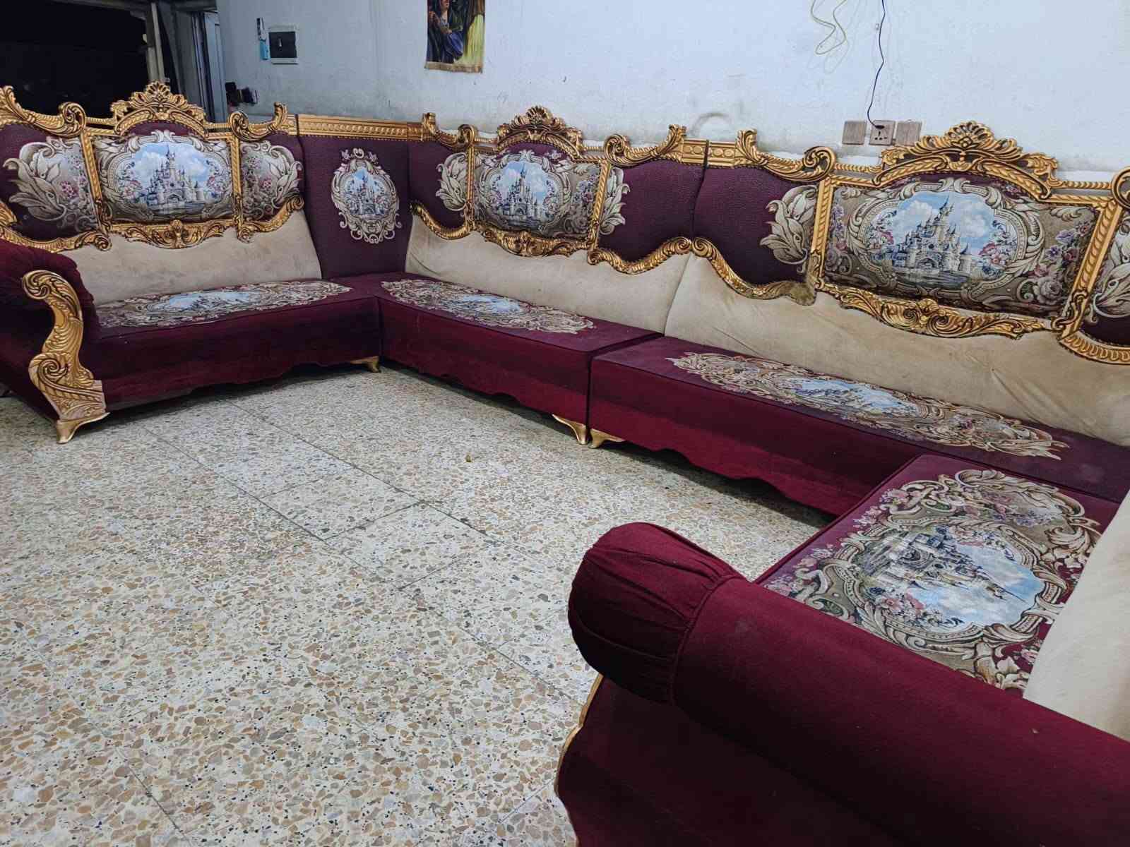 ديوان ملكي تكمه نظيف جدا 12مقعد ب300الف وبي مجال المكان الوشاش *********** يوجد توصيل بكروة يوجد واتس اب
