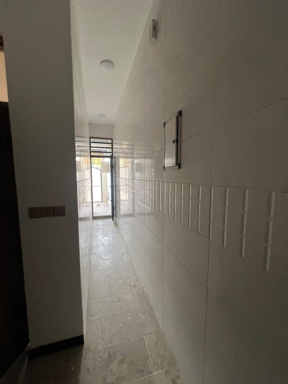 الدار للبيع 🏠
المساحة 95 م 
الواجهة 5 م 
النزال 19 م 
السعر ب275 مليون وبي مجال بسيط 🫰
العنوان الشعب شارع الاسواق المركزية مقابيل كلية الامام الكاظم عليه السلام ❤️
عرض الشارع 15 م 
عرض الرصيف 4 م امام البيت 
( مدخلين )🫰
يحتوي الطابق الارضي على كراج صغير  وخدمات خارجية واستقبال ومطبخ معزول ومنور وخدمات وغرفة نوم 
ويحتوي الطابق الثاني على غرفتين نوم وخدمات ومكان غسالة وبيتونة وسطحين
للاستفسار ***********
