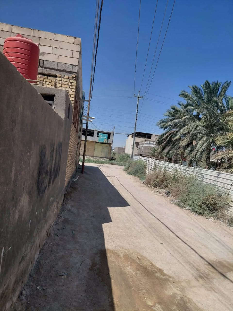 بيت للبيع في البصرة، الجزيرة.
المساحة: 167 متر، طابو صرف زراعي.
 الموقع: قرب شارع زين العابدين، ونزلة أبو الزوري، وقريب من مدرسـة المنهاج الأهلية.
 غرفتين منام + صالة + ديوانية + مطبخ كامل (كاونتر تفصال).
 صحيات داخلية وخارجية.
 حديقة صغيرة ومنور خلف البيت.
 المميزات: بناء طابوق قوي، متوفر كهرباء وماء وماطور ماء، وخط مولدة.
 السعر 85 (وبيه مجال للشراي).
 للاستفسار: ***********
