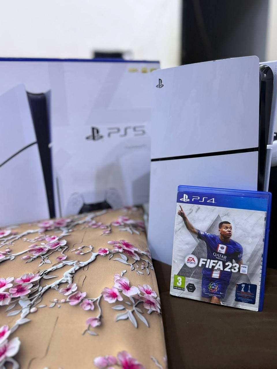 السلام عليكم بلي 5 سلم للبيع
✅كامل ملحقات 
✅كارتون الاصلي 
✅كيبل تشغيل 
✅كيبل HDMI اصلي 
✅قرص فيفا 23
✅جوستك اصلي 
✅جوستك 4 اصلي
✅مع ups يو بي اس قوه 1500 
الجهاز جديد لا نصلح ولا بي مشكله 
سعر 775 الف
مكاني بغداد الدوره 
***********
