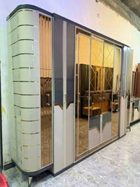 غرفة مودرن • سرير مخزن • واجهة مرايا