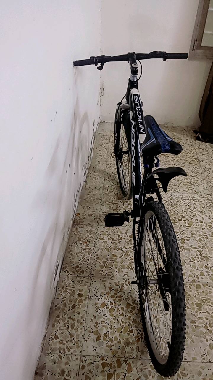 السلام عليكم بايسكل جبلي ماركة MTB دبلات أمامية شغالة العنوان الشعلة السعر 90 وبي مجال للطيبين
ممكن تكتبون الموديل/النوع بالضبط مال البايسكل؟ وإذا تعرفون المقاس شكد (مثل 26 أو 27.5)؟: 
الموديل حديث.MTB .المقاس 26
كم سرعة بيها أو شكد نمر التبديل؟ وهل الجيرات والفرامل كلها شغّالة زين لو بيها ملاحظة؟: 
سبع نمر خلفية وتلاثة امامية البريك الامامي شغال جديد الخلفي شغال
هل بيها أي عطل أو تبديل محتاجه هسه، مثل سلاسل/كفرات/جنط/شوكه؟: 
لا بس التاير ألأمامي مثل ماموضح بلصورة
شنو رايكم بالتسليم؟ تريدون استلام من الشعلة لو أكو إمكانية توصيل، وكم السعر النهائي؟: 
السعر النهائي 85 لا يوجد خدمة توصيل 