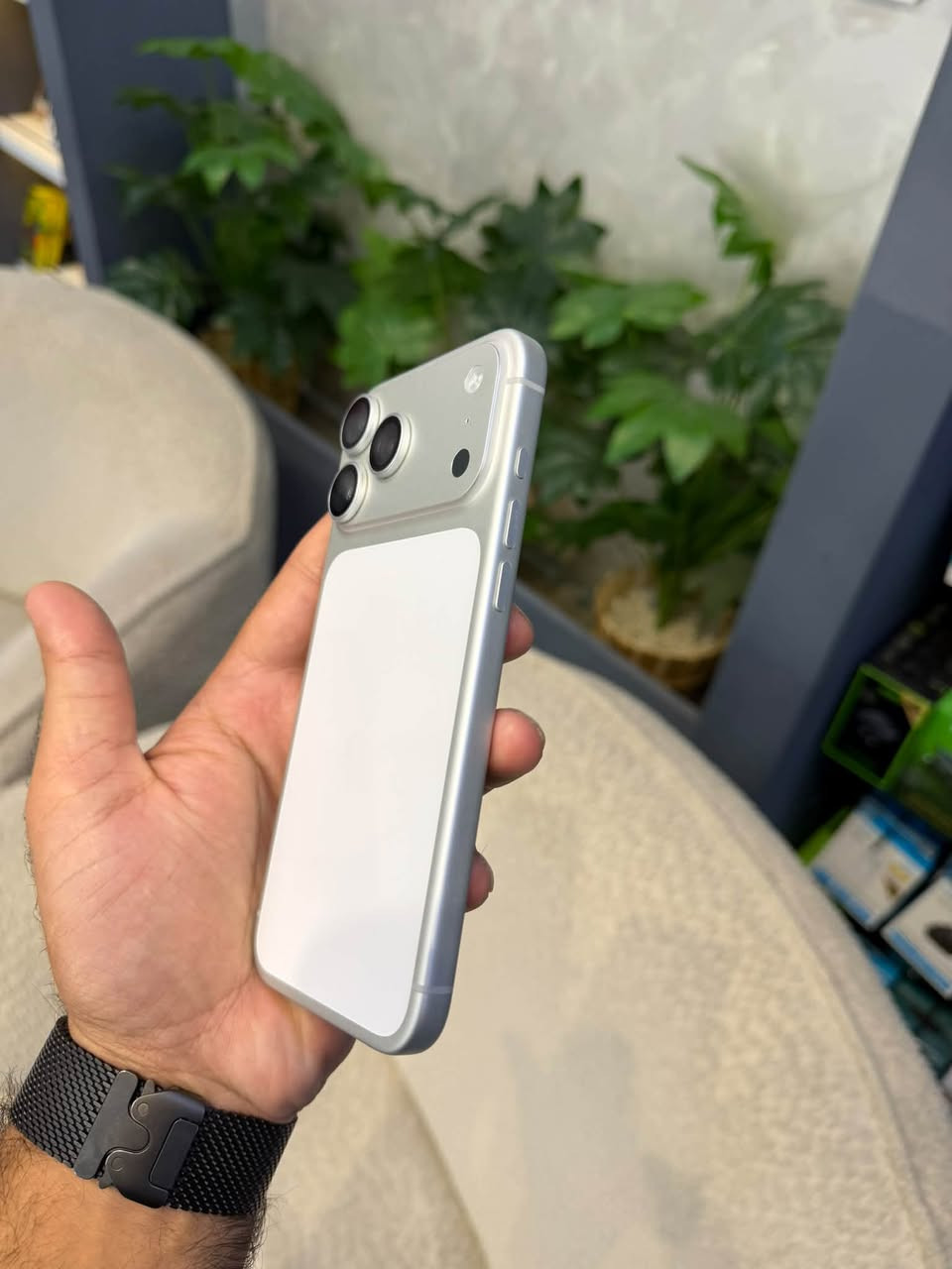 17 Promax  نضافة 💯  تكريت شارع الزهور 
***********

نص مكتوب في الصور:
- 11:41
- حالة البطارية
- عادية
- تعمل بطارية iPhone هذه على النحو المتوقع. حول البطارية والضمان...
- الحد الأقصى للقدرة
- ۹۸٪
- هذا قياس لقدرة البطارية مقارنة بقدرتها عندما كانت جديدة. قد تسبب
- القدرة المنخفضة بتقليل ساعات الاستخدام بين عملية الشحن والأخرى.
- عدد الدورات
- ۲۷۷
- هذا هو عدد مرات استهلاك iPhone لقدرة البطارية. معرفة المزيد...
- تاريخ التصنيع
- أيلول ٢٠٢٥
- أول استخدام
- كانون الثاني ٢٠٢٦