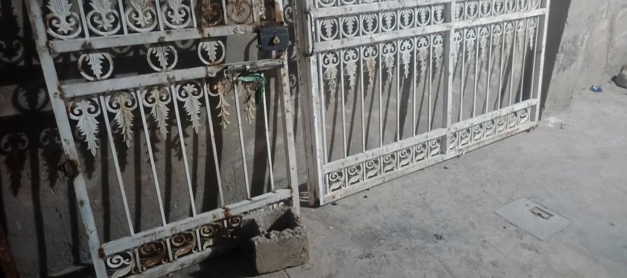 باب حديد للبيع بالمواصفات التالية: الارتفاع 2 متر، العرض 3 متر. الموقع في بغداد، الحسينية، المعامل. الباب متين وعملي ومناسب لمختلف الاستخدامات. للحجز أو الاستفسار ومعاينة الباب يرجى الاتصال على الرقم [***********

