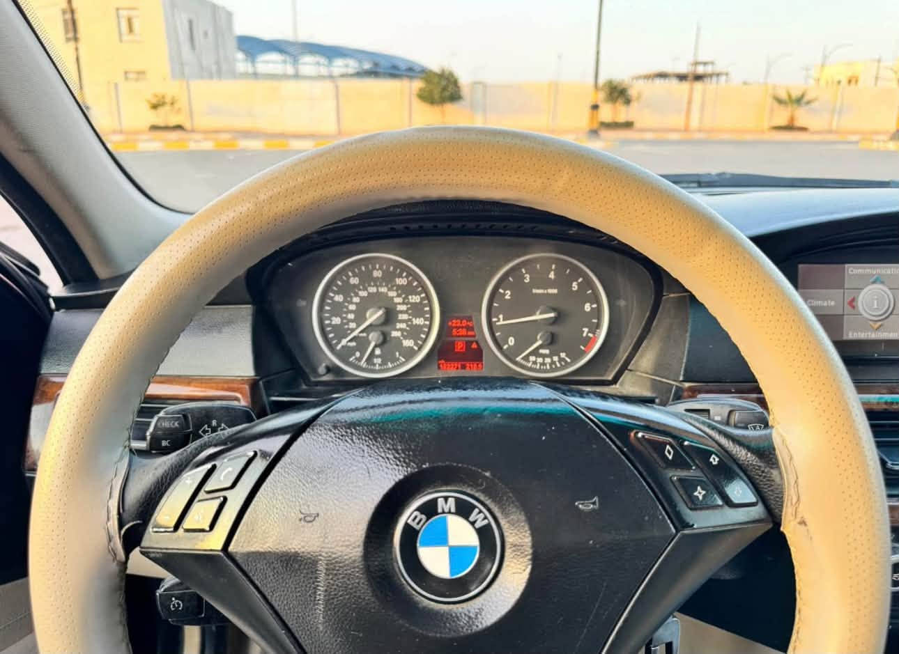 Bmw E60 2008 n52
فتحة
بصمة
مقاعد جلد
تحكم مقاعد
كير كوبرا سبورت وعادي واوتو
السيارة مصبوغة حزام 
حادث امريكا جاملغ خلفي
لايت عالي زنون
السعر 110 وبيها مجال
***********
