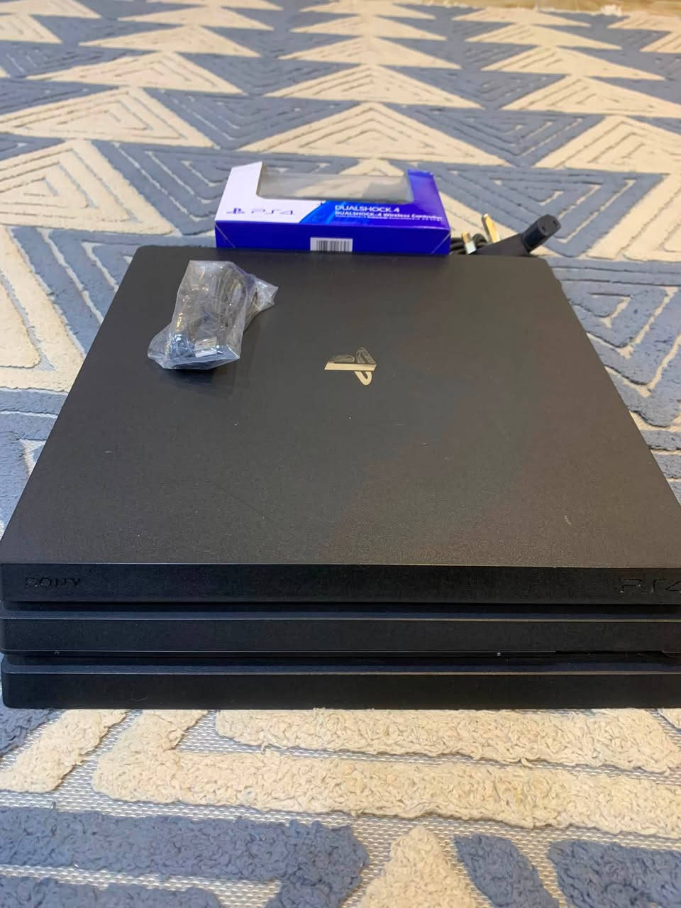بلاي ستيشن فور برو مهكر قرص جهاز نضيف كلش ألعاب بي هواي فيفا 2026 و gtav  وريد ديد وهلال الحرب جزاء 4 وسبايدر مان ولعبه حرب وبعد ألعاب بي هواي الجهاز مفتوح تنضيف وتبديل معجون حراري فقط باقي الجهاز كلش نضيف السعر 400 وبي مجال مكاني بصره ياسين خريبط هاذ رقمي ***********
