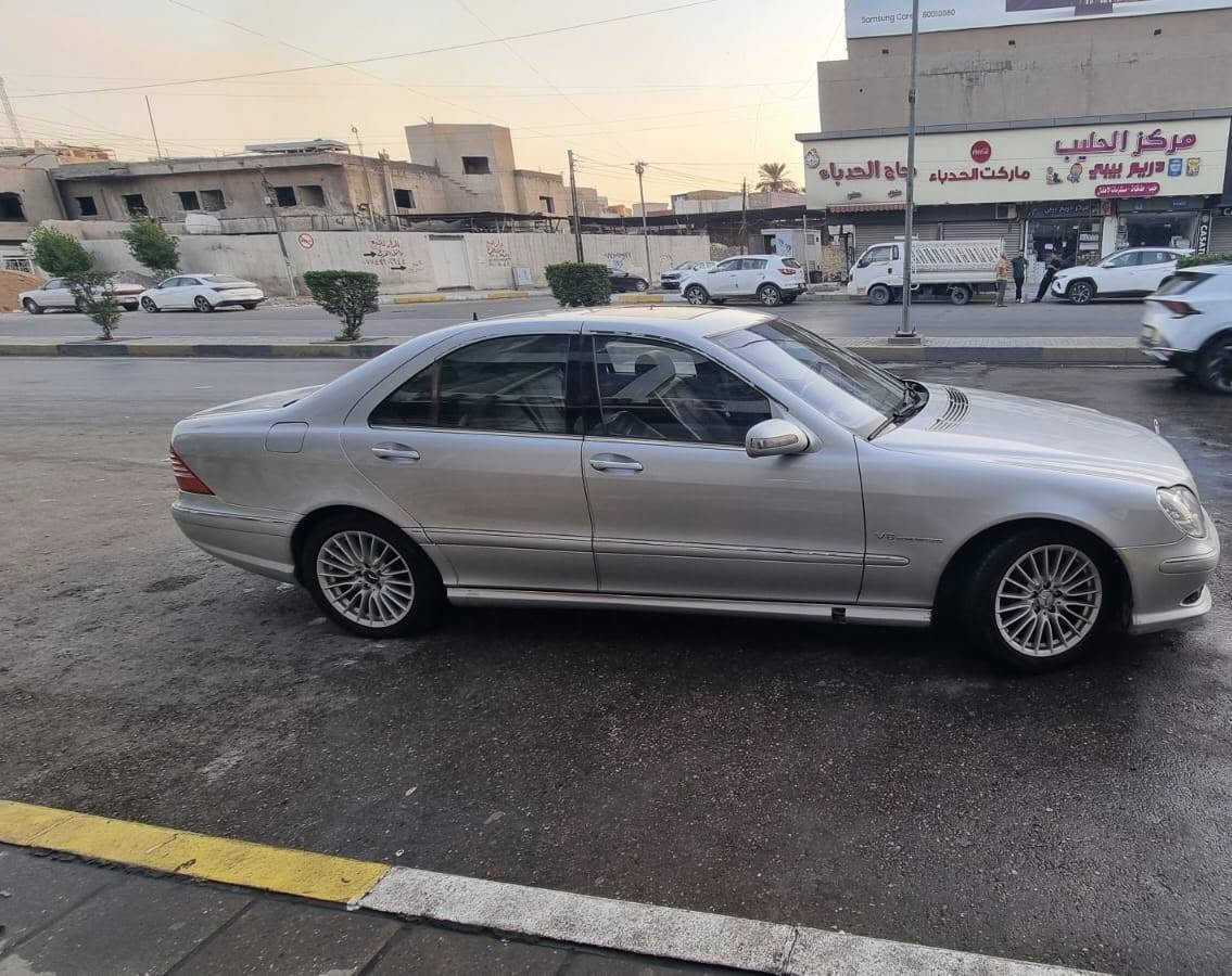 السلام عليكم
مارسيدس غواصة 2003 s500 باب قصير 
سيارة جديدة كشرها نظيف مابيها صبغ عدا البنيد ودعامية اثر جراد
إشاير ترحيب بصمة 
تدفئة بالكشنات هيتر بالستيرن كشنات كهربائي امامي جنطة شفط جوبلس حدادية تبريد شغال جديدة السيارة بأسمي 
***********
السعر 130
