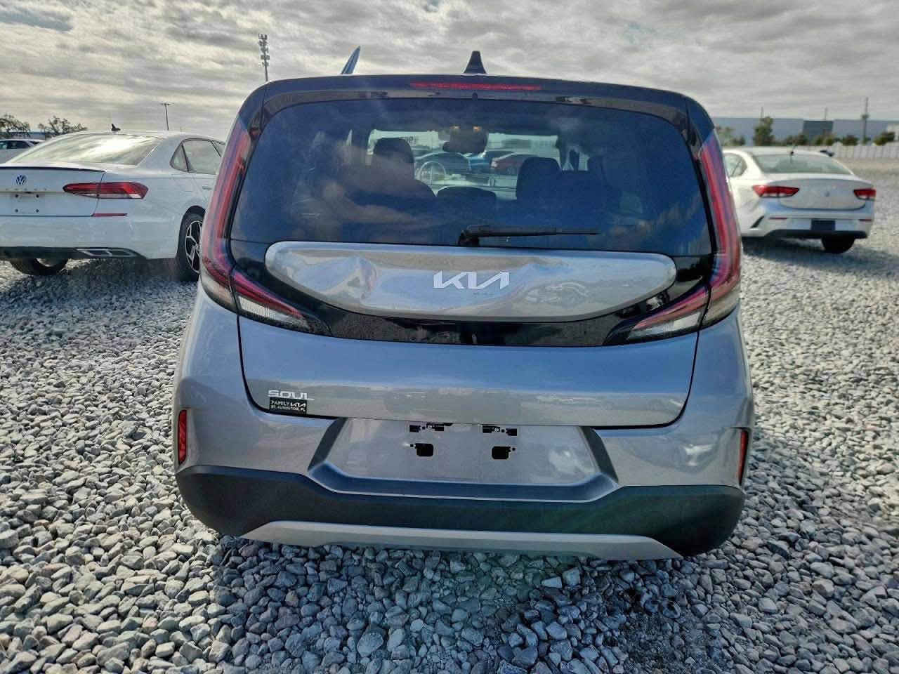 كيا صول
الموديل 24 
السياره كلين تايتل كفاله من الغرق 
ماشيه حاليا 14 الف مرقمه بغداد بسمي 
السياره بيهه فقط هذا اللي بالصندوق وتصلح PDR درجه اولى 
مكان السياره بغداد الجديده 
السعر 155 مجالهه جدا بسيط 
*********** 
متوفر واتساب فقط

نص مكتوب في الصور:
- 96729055X