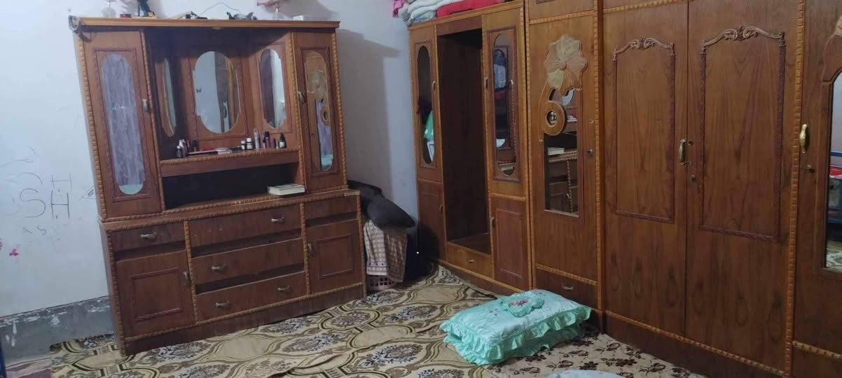 غرفه اخشاب كامله كنتور وزاويه وميز تواليت وجربايه وبحاله جيده السعر خاص رقم /*********** المكان بغداد ابو غريب

