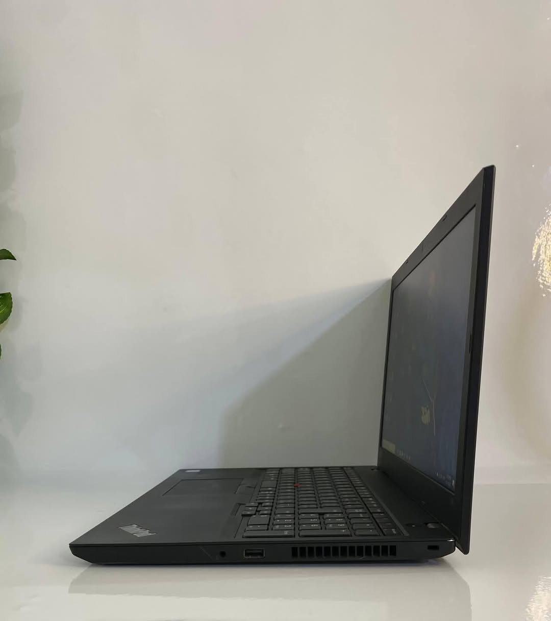 💻 Lenovo ThinkPad L580
✨ المواصفات:
🔹 المعالج: Intel Core i3 – الجيل السابع
🔹 الرام: 8GB DDR4 – قابل للتطوير
🔹 التخزين: 256GB SSD – قابل للتطوير
🔹 كرت الشاشة: Intel 4GB مشاركة
🔹 الشاشة: 15.6 إنش حجم كبير
🔹 الكيبورد: ستيكر عربي/إنكليزي

🎁 الهدايا المرفقة:
1️⃣ حقيبة لابتوب
2️⃣ شاحن أصلي
3️⃣ ماوس
4️⃣ ماوس باد

🛡️ الضمان:
✅ ضمان فحص عند الاستلام مع المندوب
✅ ضمان 7 أيام بعد الاستلام

🛠️ الخدمات المضافة:
✔️ تنظيف وفحص شامل قبل الإرسال
✔️ تنصيب ويندوز حسب الطلب + جميع البرامج الأساسية وبرامج Office مثبتة

📞 للطلب والاستفسار (واتساب):
***********
السعر 220 الف 
توصيل متوفر شرط الفحص قبل الاستلام
