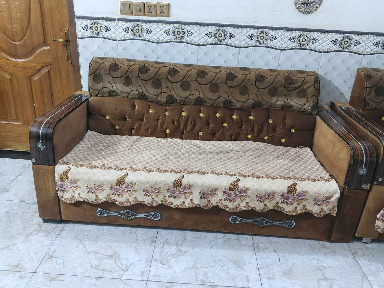السلام عليكم تخم 10 مقاعد نضيف 
بس بي اضرار قليله وخفيف مو قوية حيل 
125 وبي مجال 
***********
