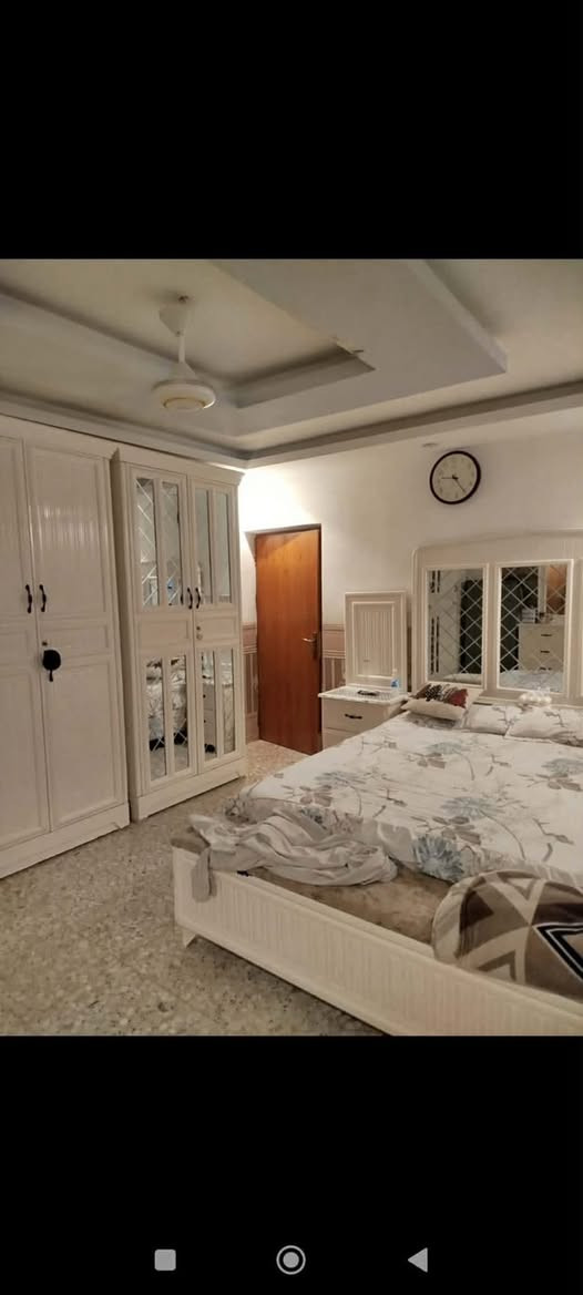 بيت للبيع مساحته 200 في حي السلام الثانية قريب جدا عل شارع ام البنين وقريب جدا عل كراج الموحد يحتوي على غرفتين نوم واحد من الغرف تحتوي على سويت وكلدور واستقبال ومطبخ حار وبارد وثلاث حمامات وحديقة وكراج سيارة للاستفسار الاتصال على الرقم ***********

نص مكتوب في الصور:
- HONOR X9c
- HONOR X9B