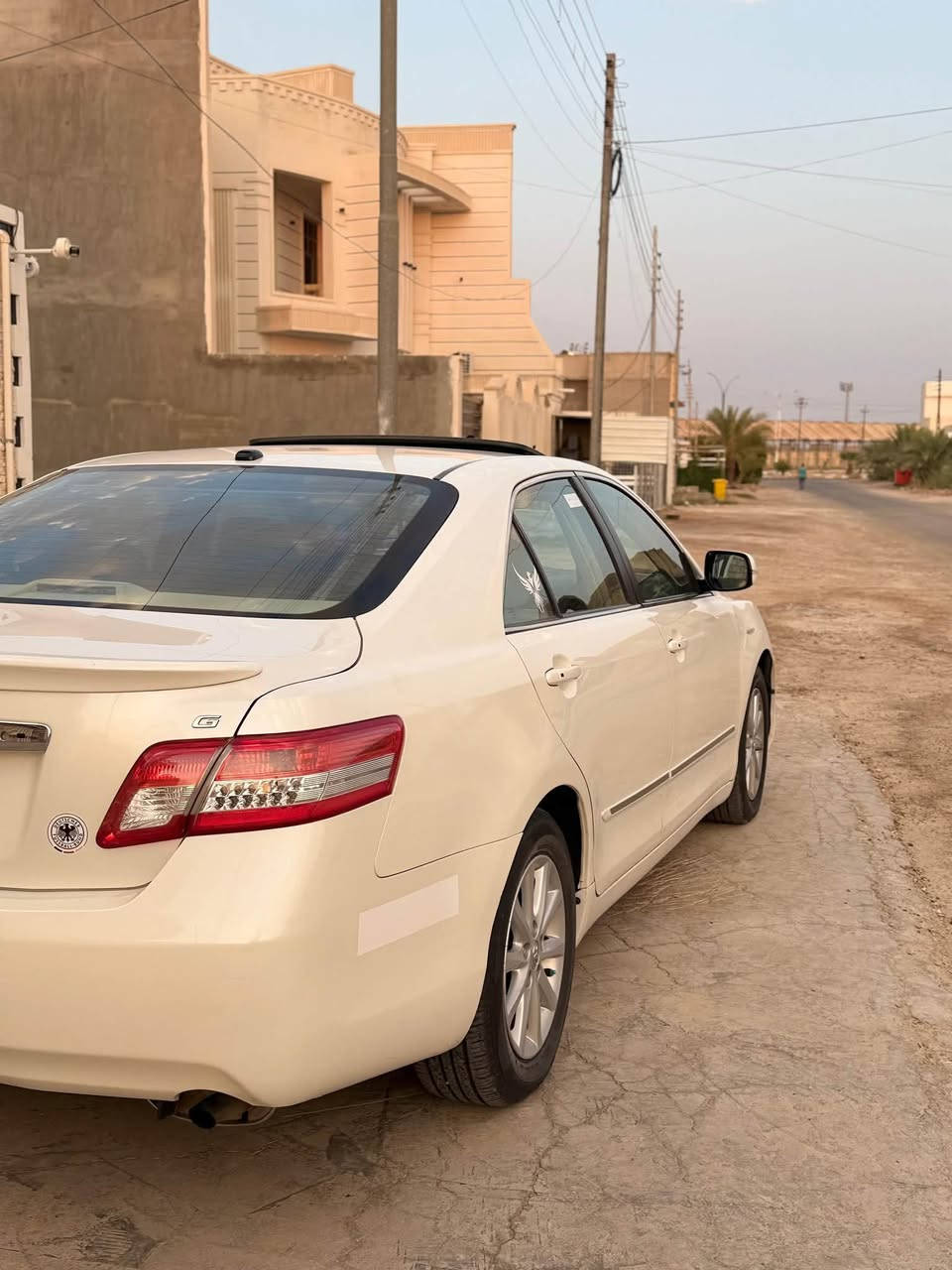 السلام عليكم 
كامري للبيع موديل 2011 خليجي 
فول مواصفات 
محرك 2400 ما مفتوح
كير كفاله شركه ما مفتوح
نظافه فول الفول 
السياره ماشيه 70 الف حقيقي 
السياره جديده كلها ع وضع الشركه 
رقم بغداد بسمي تحويل ثاني يوم 
السياره بيها اربع قطع صبغ اثر شخوط 
بدون دواخل فقط 

مكان السياره فلوجه او عامرية الصمود 
السعر 125 وبيها مجال 
***********
