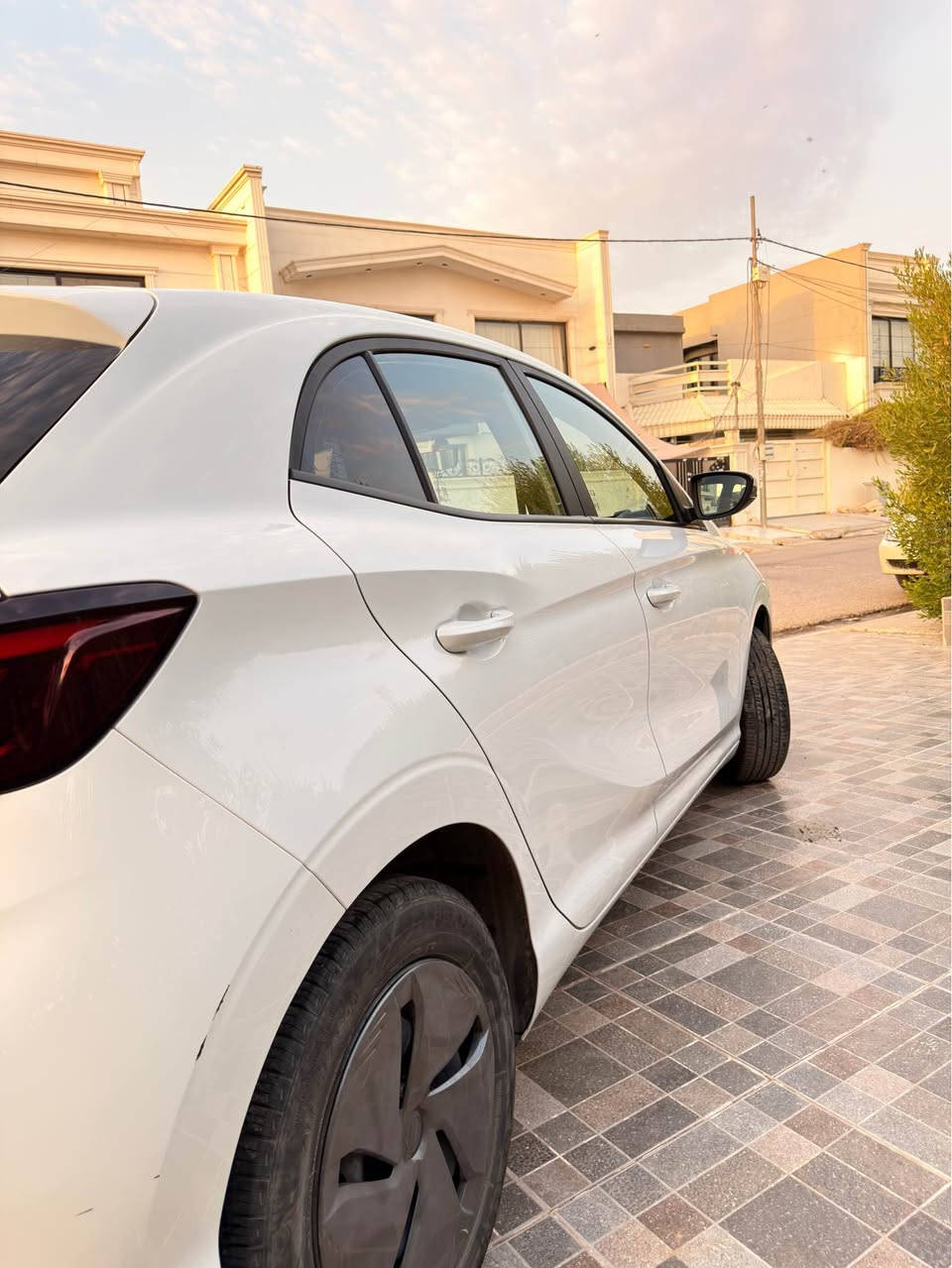 🚘🔥 MG3 بۆ فرۆشتن 🔥🚘

سەیارەکە زۆر جوان و ڕێکە، بەکارهێنانی زۆر کەمە و تەنها 37 هەزار کیلۆمەتر ڕۆیشتووە. 👌✨
لەسەر دەقی شەریکەی خۆی ماوەتەوە و ماندی نەکراوە، سەیارەکە سبوخی نیە 

⚙️ ماتۆڕ 1.5 بەنزین
..
🤍 ڕەنگی سپی
🖤 ناوەوە ڕەش
❄️ کولەری باش
📷 کامێرای دواوە
📡 سانسۆت
🖥️ شاشە
🎵 بلوتوس
🎛️ کۆنتڕۆڵی ستێرینگ
🪟 جام و ئاوێنە کارەبایی
🚫 سبوخی نیە
✨ لەسەر دەقی شەریکەی خۆی ماوەتەوە
🛞 تایەرەکان باشن
⚙️ مەکینەو و گێڕ بە شەرت

🔹 تەنها دەرگای پشت لای شۆفێر قۆپی هەیە و نزیکەی 5–6 تازەڕکوتی بچووک هەیە.

💎 سەیارەیەکی جوان و گونجاوە بۆ کەسێک کە بەدوای MG3 دەگەرێت

📍 شوێن: هەولێر
📞 ***********

📩 بۆ زانیاری زیاتر و بینینی سەیارەکە پەیوەندی بکەن. أربيل, العراق
