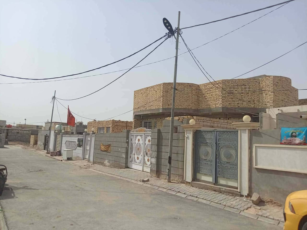 سلام عليكم بيت لبيع في حي الامين الاول ملعب شهيد جمال الاول المساحه 200متر يبعد عن شارع العام 150متر  طابقين بنيان 2025السعر خاص ***********
