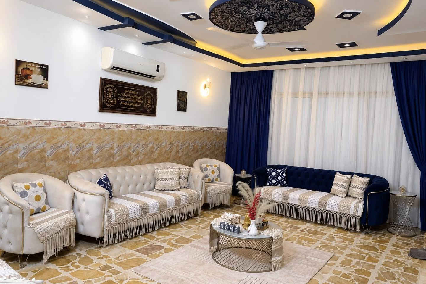 تخم للبيع(ثلاث كبار واثنين كراسي ) بسعر ٦٥٠ وبي مجال  للاستفسار ***********
