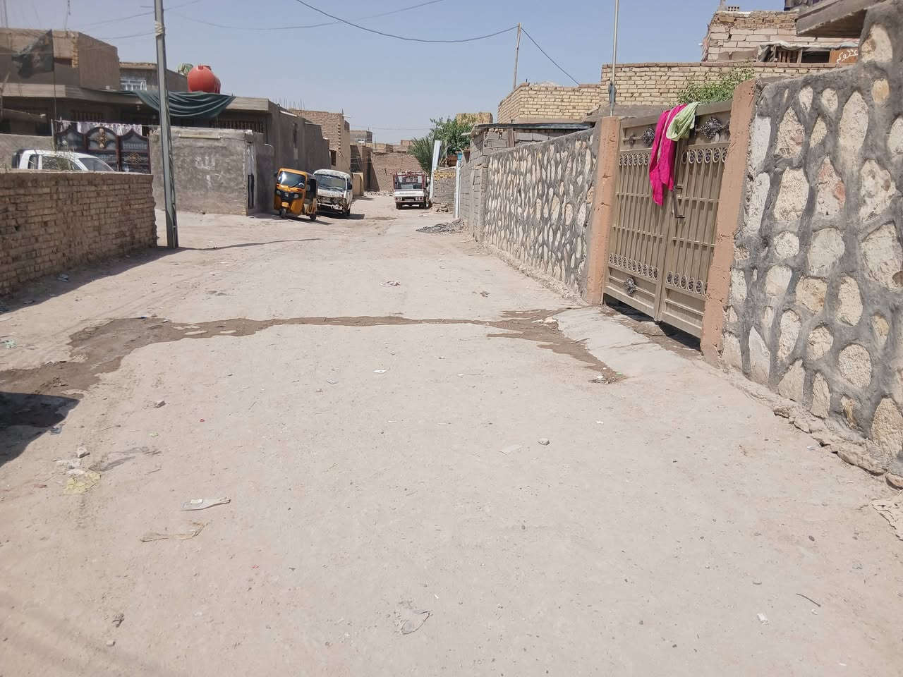 بيت للبيع مساحته بالعقد 206 م وبي فضله تقريبا 50 متر يعني يصير اكثر من 250 متر طابو صرف
دار للبيع طابو صرف حلة نادر الثالثة 
بيت للبيع مساحته بالعقد 206 م وبي فضله تقريبا 50 متر يعني يصير اكثر من 250 متر طابو صرف 
البيت ركن عرض الشارع 15 متر
الجيران راقين واخلاق كلش عالية
 وباب البيت مدرسة ابتدائية 
والمتوسطه هم مو بعيده خدمات متوفره 
البيت عكاده لكن نضيف ومرتب 
الطابق الاول كامل غرفتين نوم وهول واستقبال ومطبخ وحمام هو حمام هو تواليت داخلي وحمام وحده وتواليت وحده خارجي وطارمه ومكان حديقه وكراج سيارة وسياج حجر مثل ما واضح بالصورة
الطابق الثاني غرفه ومطبخ وصحيات كاملات بس ما مبوركات
السعر 100 مليون وبي مجال قليل
 الموقع نادر الثالثة يم مدرسة يثرب
للاستفسار اكثر الاتصال على رقم صاحب الدار 
***********

هاي المعلومات كامله لا سعر خاص ولا شي يعجبك بالخدمه ما عجبك ارفع المنشور بالصلاة على محمد وآل محمد
