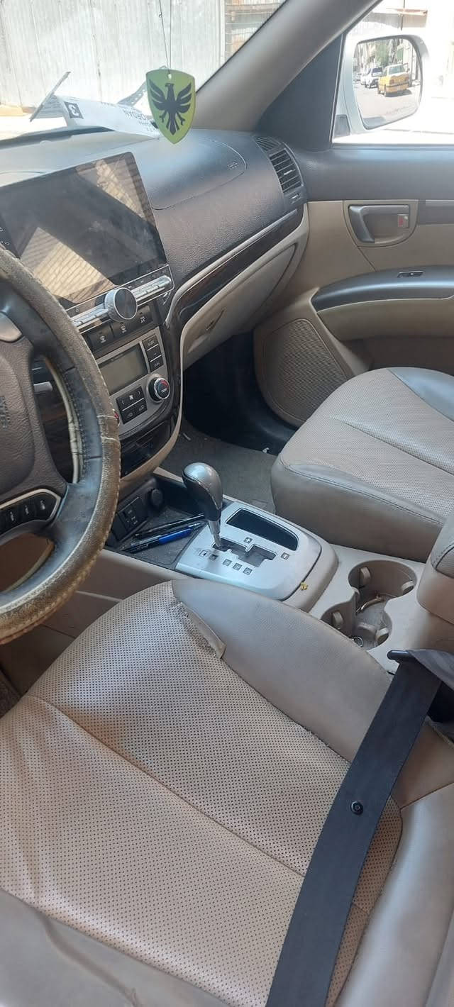 سنتافي خليجي٢٠١٢
ماشي ٢٥٠ الف كم
٦ سلندر / ٣٥٠٠
رقم بغداد / الرقم الجديد / باسمي
المواصفات
بصمة تشغيل / بصمة ابواب / تبريد ثلاث قطع / فتحة سقف / تحكمات كاملة / شاشة عمل / كشنات جلد / كشن السائق كهرباء / ٧ راكب / وبيها مواصفات بعد اكثر
السيارة كير محرك حدادية سليمات عندك فحص وتتاكد
الضرر / الجاملغ الايمن مصبوغ وبي معجون ربع 
الجاملغ الايسر فقط صبغ وشوية من الباب 
البقية مكفولات 
مكان السيارة بغداد 
السعر ١٤٠$ وبي مجال وعندي سونار للسيارة راسلني وادزلك علخاص وتدلل 
رقم الهاتف / ***********
