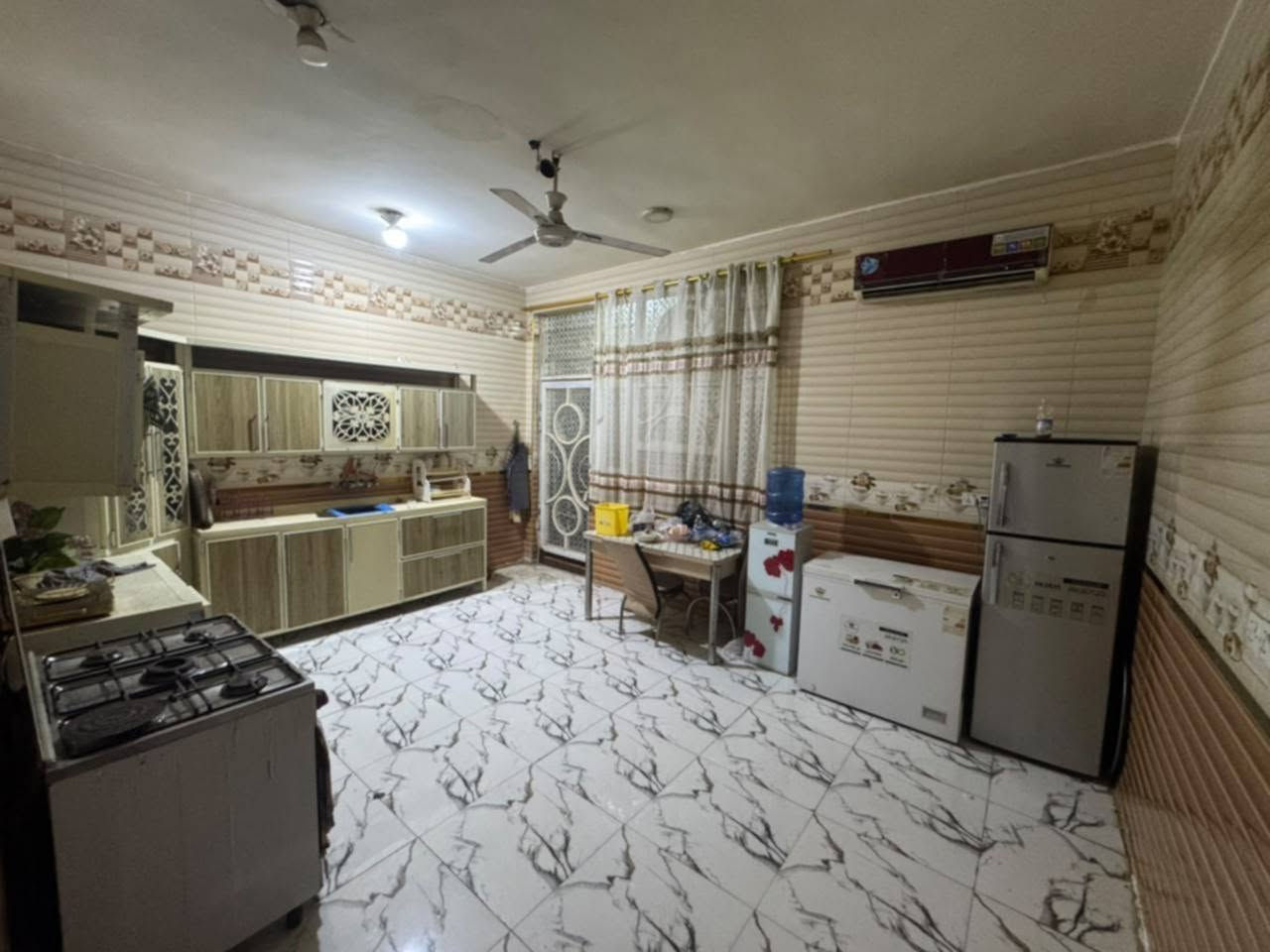 عندي بيت مصفر في حي الجهاد السفحه الأولى البيع مع الاثاثبيت مساحة ٢٠٠ الوجه ١٠ ع شارع تبليط ومجاري وجه ع ساحه البيت يتكون من غرفتين وصاله ومطبخ واستقبال ينباع مع الاثاث شلع معاملته ماصاعده التقيم ***********
