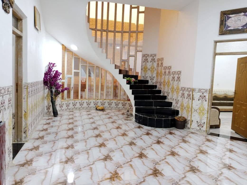 قطعه ارض مساحتها نصف دونم (1250)متر مشيد عليها دار نوع العقار ملك طابو الكاظميه بناء حديث 2021 طابقين يحتوي الطابق الارضي على صاله 7x4 غرف نوم عدد 2مساحة 5x4 وهول داخلي 9x4 و مطبخ 6x4 وصحيات  الطابق الثاني  غرف عدد 2 مساحة كل غرفه 7x4 وهول 9x4 ومخزن  خدمات ماء أساله وكهرباء وطنيه ومولد تبليط لحد باب البيت يعني خدمات فول وتكدر ترتب الارض شوية مثلا اضافة مسبح وشغلات وتسويها فيلا سياحية العنوان التاجي عبور ذراع دجله منطقه 27 الحماميات تبعد عن الشارع العام 1000 م للأستفسار 
فقط رقم الهاتف *********** بغداد, العراق
