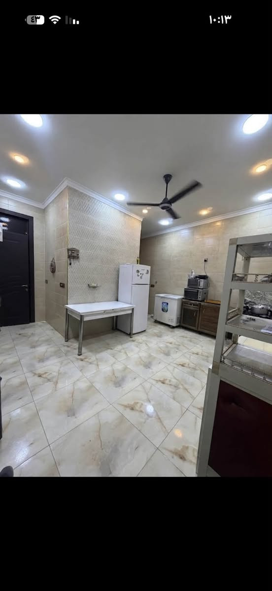 بيت طابقين في سبع ابكار خلف منتزه النخيل ملك صرف زراعي سند 25 مساحة ٢٢١ م واجهة ٩.٥م نزال ٢٣م  
الطابق الاول : كراج كبير وحديقة + سبرتنج + صحيات خارجية 
مطبخ حار وبارد ومنورين 
استقبال كبيرة ٥*٧ 
غرف نوم عدد٢ 4.5*4
حولي كبير 7*5
صحيات +حمام منفصل 
درج بيانو 
نظام كاميرات 
نظام سماعات 
كهرباء بوري 
الجام دبل جام ضد الصوت والروائح 
ابواب تركية خشب للغرف + باب مدخل قاصة تركي للاستقبال +المطبخ 
الطابق الثاني 4 غرف نوم 
واحدة منهم سويت 7*5 معزول السخان والتانكي عن البيت وبلوكانات 2
صحيات +لوندري وحولي كبير 
الطابق الثالث غرفة متكاملة وحولي كبير 
نظام السبالت بواري بكل البيت 
3 تانكي كبير وسطح كبير
للتواصل مع الرقم : ***********
