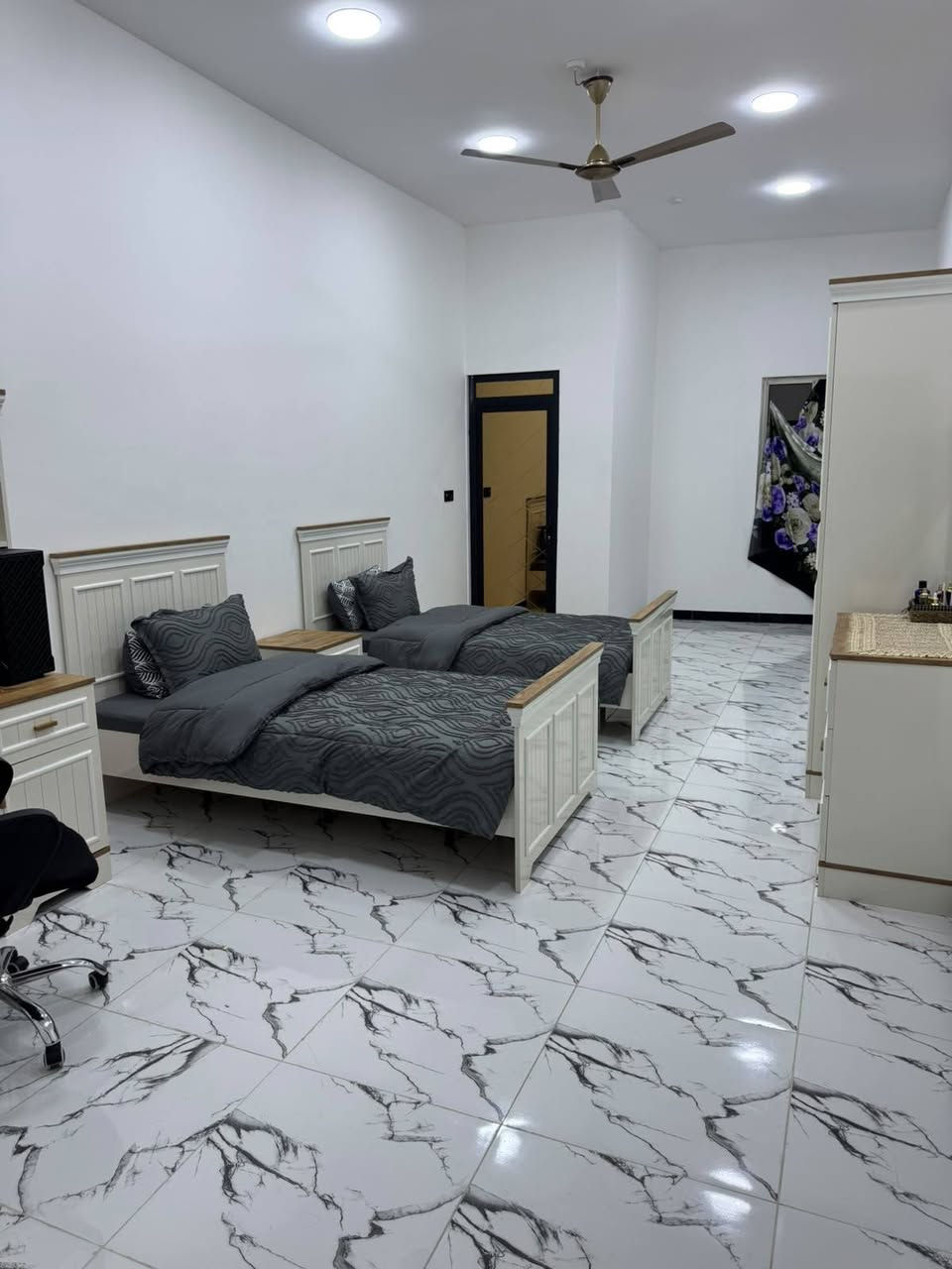 بيت 150 متر
بحي بغداد
بناء حديث 2025 
4 غرف 
منام صاله استقبال صحيات 3 
البناء طابوك بالكامل طابو ملك صرف 
السعر 270 قابل لتفاوض مع الاثاث الثابت

*********** تواصل
