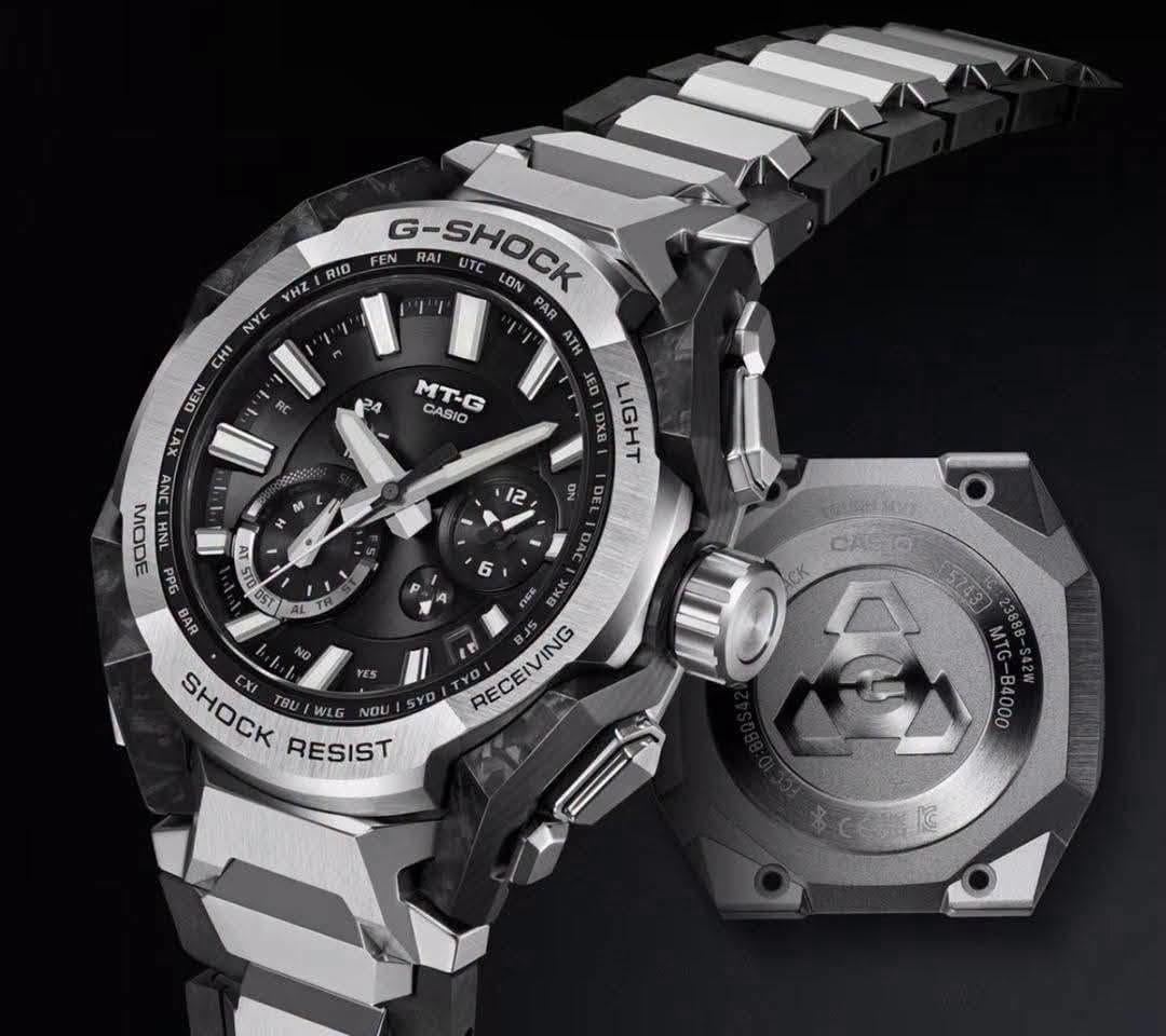 حصرياً لدى السيد للساعات 
السعر 1,500,000
Casio G-Shock MT-G Series 
وهي واحدة من السلسلة الفاخرة اليابانية MT-G التي تجمع بين المتانة الفائقة والتصميم الهيكلي الأنيق باستخدام مزيج من المعدن وألياف الكربون. تم تطوير هندسة هذه السلسلة الفريدة بالتعاون مع تقنيات الذكاء الاصطناعي لتحسين توزيع الوزن وزيادة مقاومة الصدمات.
 كافة التفاصيل، المواصفات، والمميزات الأساسية لهذه الساعة:
. التقنيات الذكية والاتصال (الأعلى تعقيداً)
• اتصال ذكي (Bluetooth® Mobile Link): تتصل الساعة لاسلكياً بالهاتف الذكي عبر تطبيق CASIO WATCHES. يتيح ذلك ضبط الوقت تلقائياً بدقة متناهية، وإعداد الساعة بسهولة، وميزة "الباحث عن الهاتف" (Phone Finder).
• التحكم اللاسلكي بالموجات (Multi-Band 6): تستقبل الساعة إشارات راديو لمعايرة الوقت تلقائياً من 6 محطات بث حول العالم لضمان دقة متناهية حتى بدون هاتف.
• نظام الطاقة الشمسية (Tough Solar): نظام شحن متطور يعمل بالطاقة الشمسية أو أي مصدر ضوء آخر، مما يلغي الحاجة لتغيير البطارية دورياً.
2. البنية والمواد التصنيعية (هندسية متقدمة)
• هيكل حماية النواة المزدوجة (Dual Core Guard): هيكل متطور يدمج بين الراتينج المعزز بألياف الكربون والفولاذ المقاوم للصدأ (Stainless Steel) لحماية الآلية الداخلية من أقوى الصدمات.
• حزام مركب من طبقات (Layered-Composite Band): سوار فاخر مصنوع من قطع معدنية مدمجة مع قطع الراتينج ليوفر وزناً خفيفاً وملمساً مريحاً على اليد مع الحفاظ على المظهر الصلب.
• زجاج ياقوتي (Sapphire Crystal): زجاج فائق النقاء ومقاوم للخدش بنسبة عالية جداً، مزود بطبقة طلاء مضادة للانعكاس لرؤية واضحة في مختلف ظروف الإضاءة.
3. الوظائف الرياضية واليومية (متوسطة التعقيد)
• التوقيت العالمي المتعدد: يدعم 38 منطقة زمنية (تغطي 27 مدينة رئيسية + التوقيت العالمي المنسق UTC)، مع خاصية التبديل التلقائي للتوقيت الصيفي (DST).
• التقويم التلقائي الكامل: يعرض التاريخ واليوم بدقة ولا يحتاج للتعديل حتى في السنوات الكبيسة.
• مؤقت وساعة إيقاف (Stopwatch): لحساب الوقت بدقة أثناء التمارين أو الأنشطة اليومية.
4. المواصفات الأساسية (الأبسط)
• مقاومة الماء حتى 200 متر (20 Bar): تجعلها مناسبة جداً للسباحة، الغوص السطحي، والأنشطة المائية القوية.
• إضاءة LED عالية السطوع (Super Illuminator): تضمن قراءة الوقت بوضوح تام في الظلام الدامس.
• عقارب مضيئة (Neobrite): طلاء فوسفوري على العقارب والمؤشرات يضيء في الظلام بعد تعرضه القصير للضوء.
