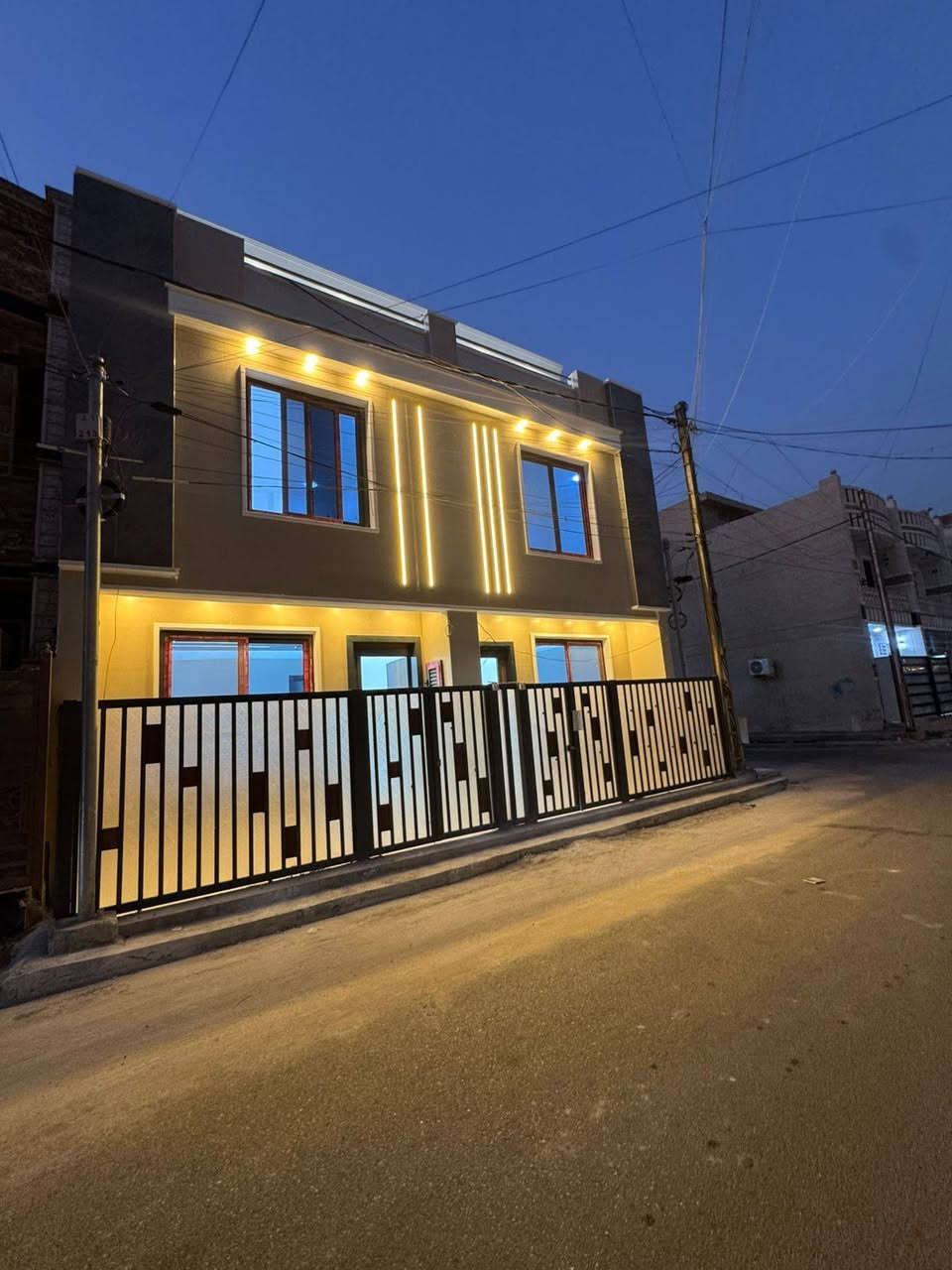سلام عليكم مشتملات  عدد ( 2 )50 متر للبيع 🏡🏡
دارين 👍👍
 واجهه 5
نزال 10متر 
بناء حديث درجه اولى 
يحتوي على صاله ومطبخ وحمام 
الطابق الثاني
غرفتين نوم.  حمام. عدد 2
طابق الثالث غرفه نوم وسطح 

العنوان :: الامن الوطني مقابيل شقق حي الصدام السكني السعر خاص رقم الهاتف ***********
