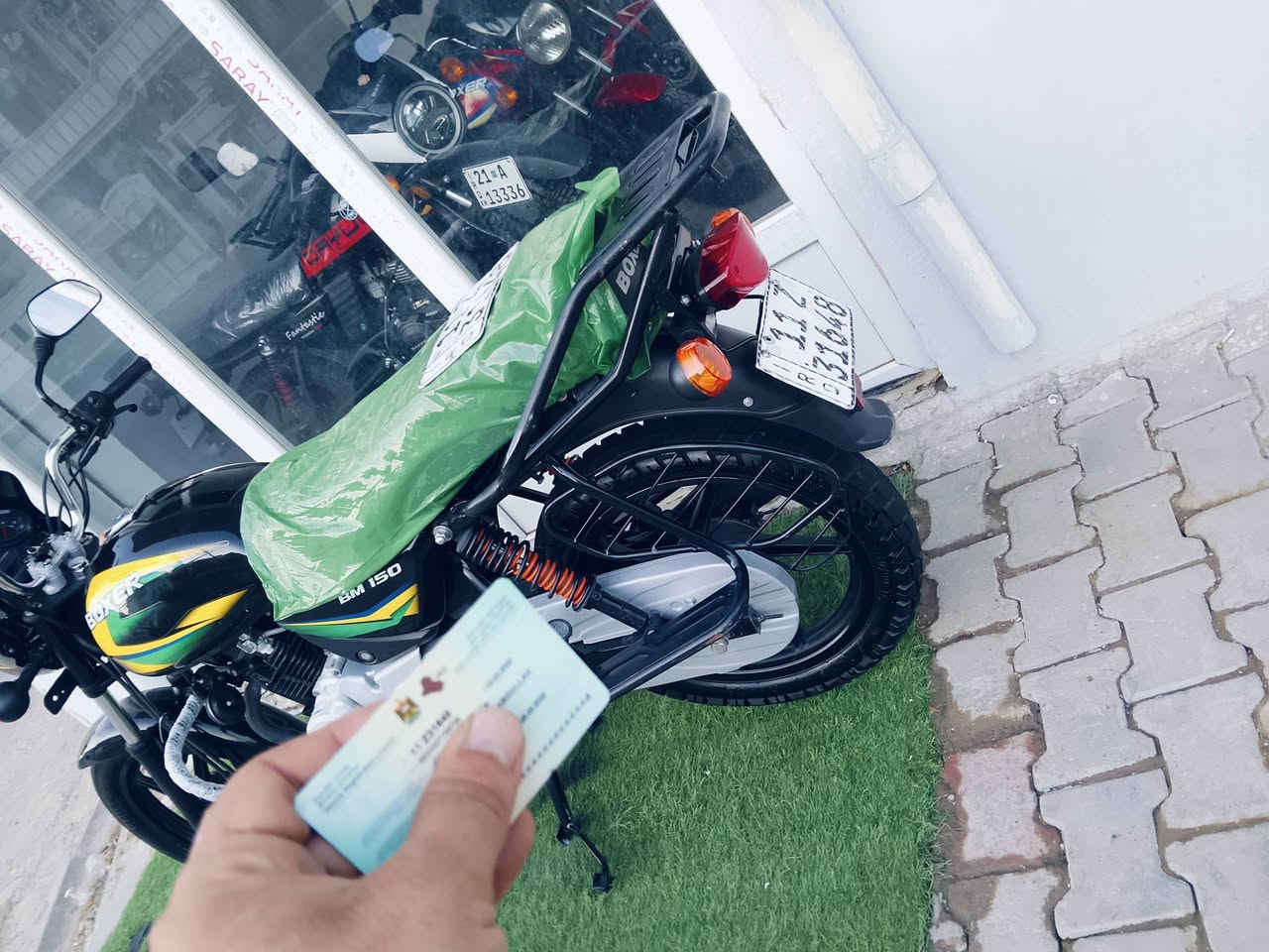السلام عليكم ورحمه الله وبركاته دراجة نارية بوكسر موديل 23 نازلة بل 25 كفالة عامة من كلشي مرقم كامل انكليزي 11بغداداتصل ودلل لشراي ***********مكاني ديالى خرنابات ويتساب موجود اتصل رقم هم موجود
