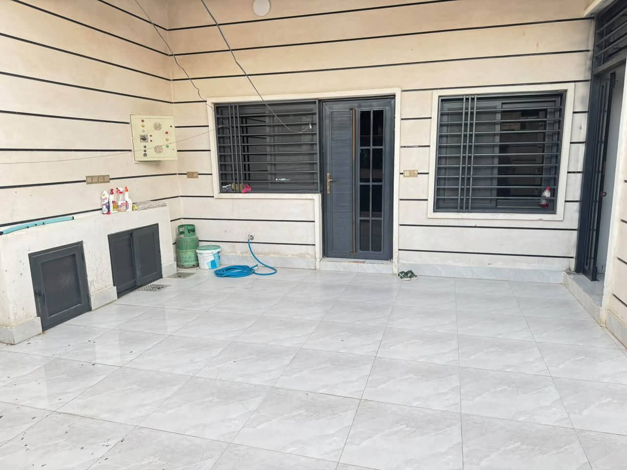 دار   للـبـيـع   🛤️🏦طـابـو صــرف 📄 طابقين 🏡بناء حديث 

الـمـوقـع/ حسن المجتبى / خلف صيدلية المختار 

مــسـاحـة/ 170 متر  

لاسـتـفـسـار مـرجـعـة مـكـتـب الـجـوهـرة لـعـقـار 📍

مـقـابـل عـمـارة الـحـافـظ 🏫 

☎️0️⃣7️⃣7️⃣2️⃣2️⃣0️⃣2️⃣2️⃣5️⃣3️⃣4️⃣📞.

الــسـعــر💵💸165 مليون
